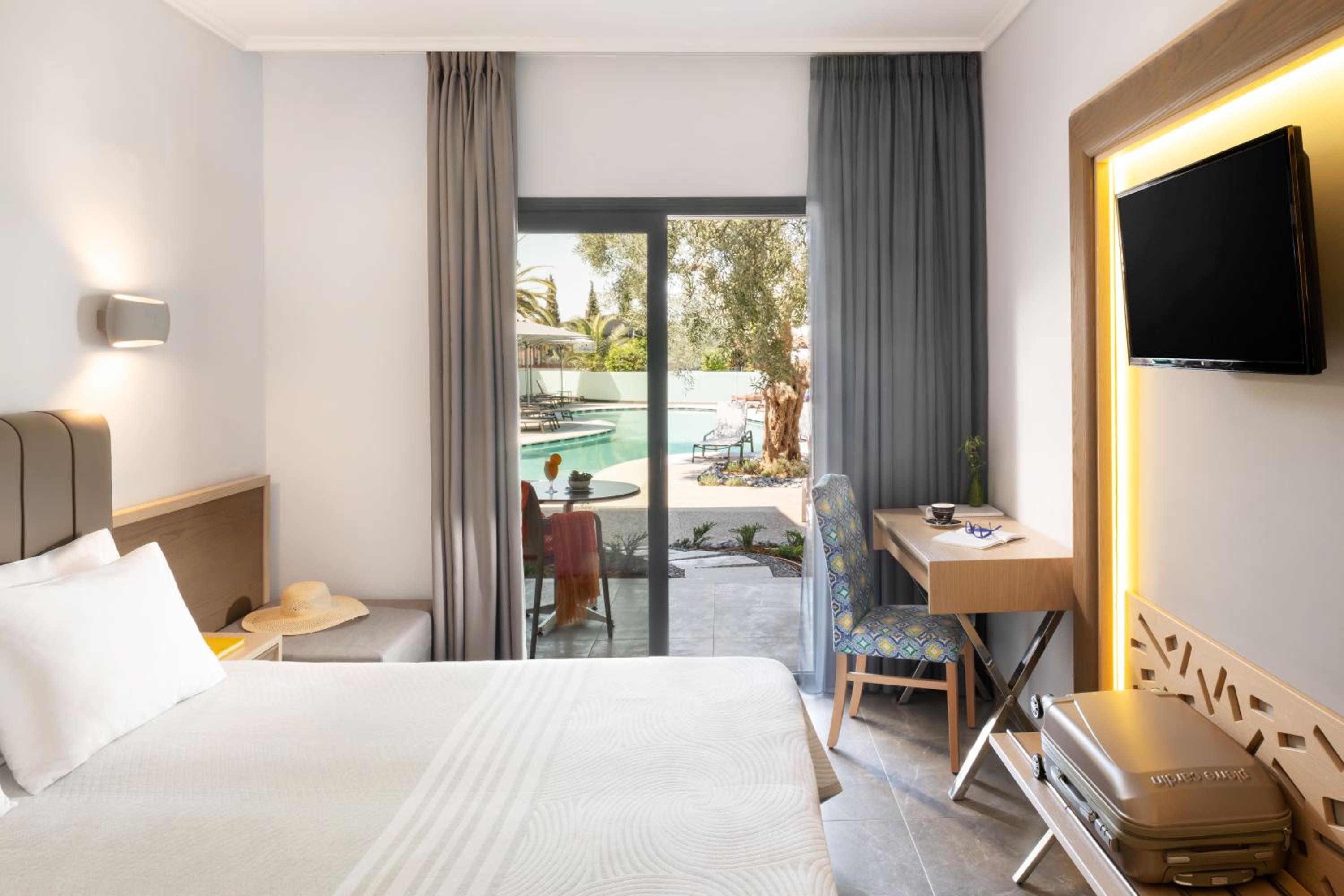 Double or Twin Room with Pool View - Photo 3