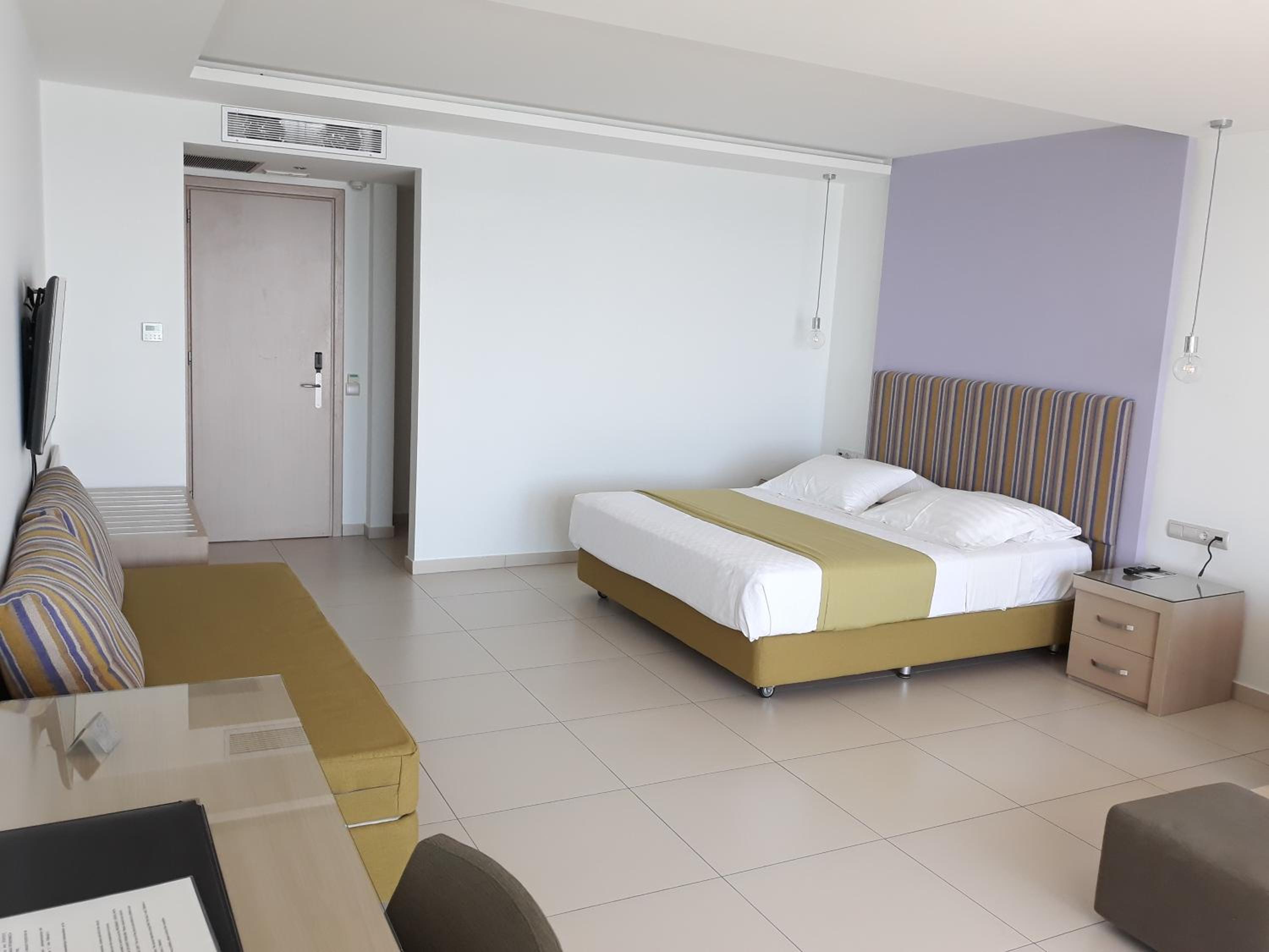 Suite with  Spa Bath and Sea View - Photo 9