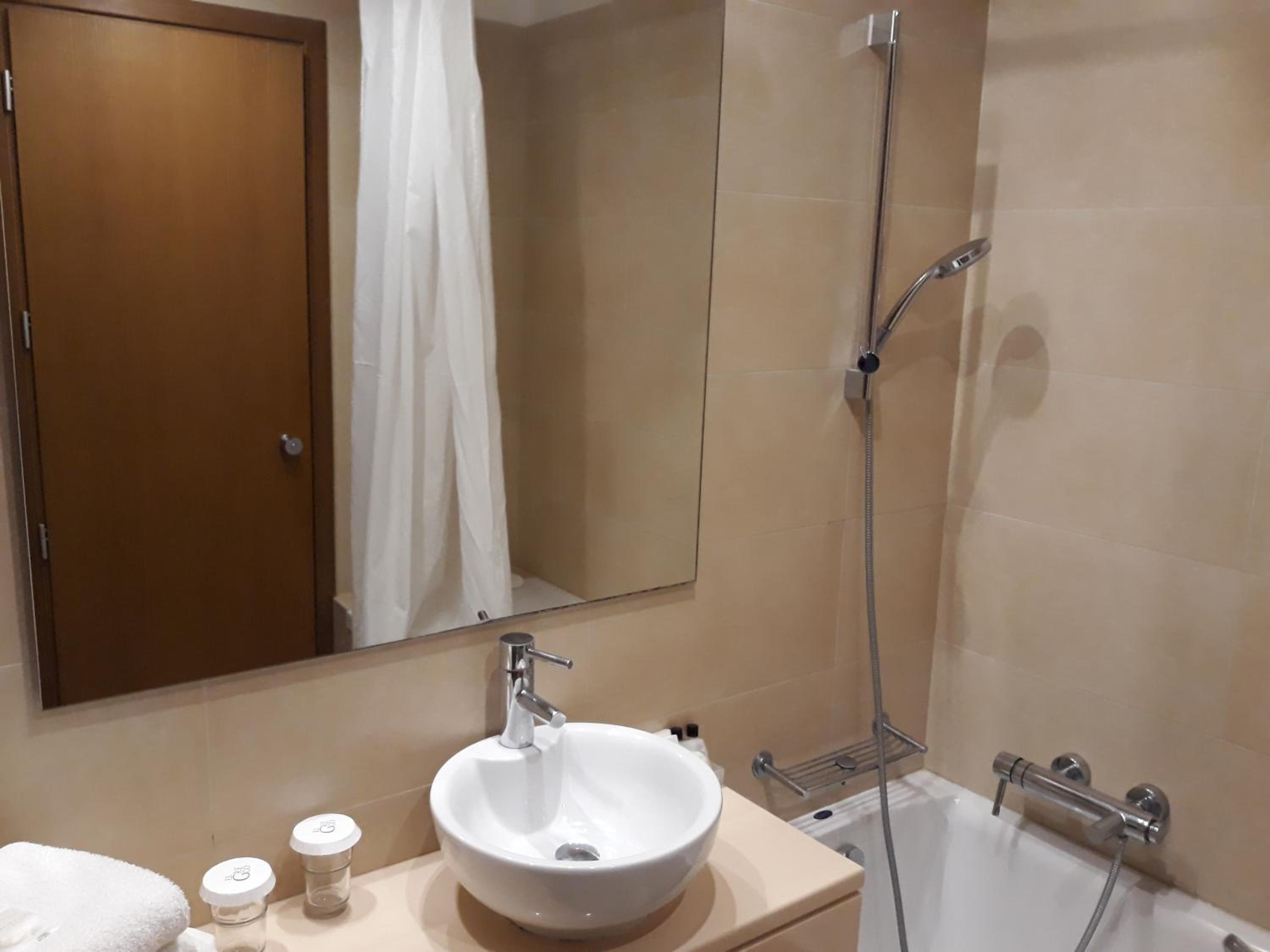 Twin Room with Sea View - Photo 6