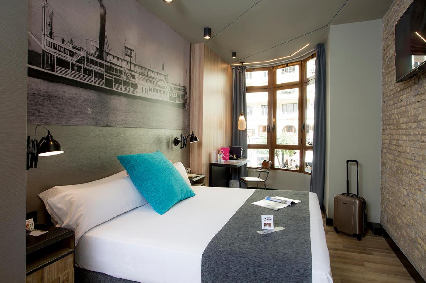 Deluxe Double Room thumbnail 5