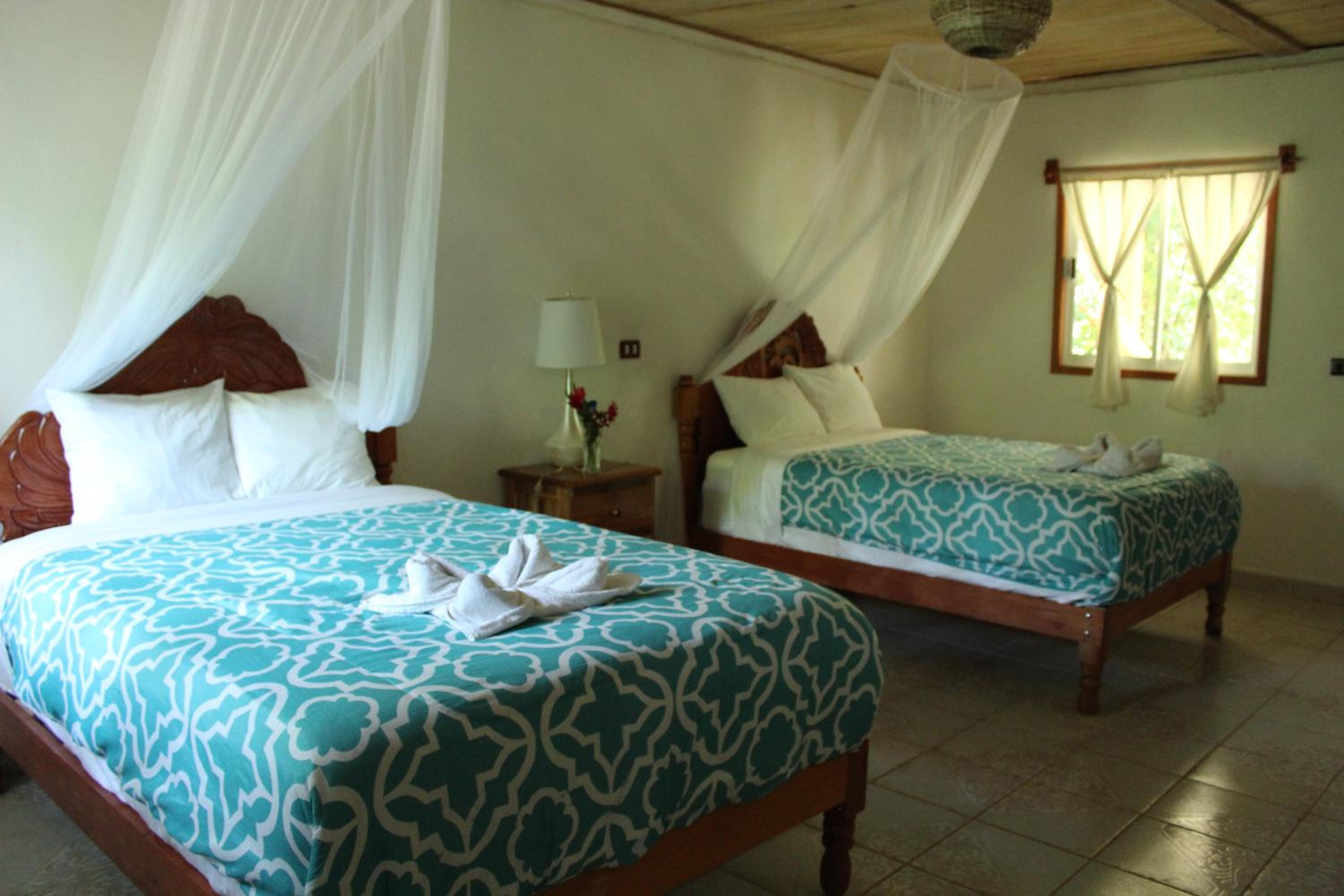 Quadruple Room with Private Bathroom - Photo 4