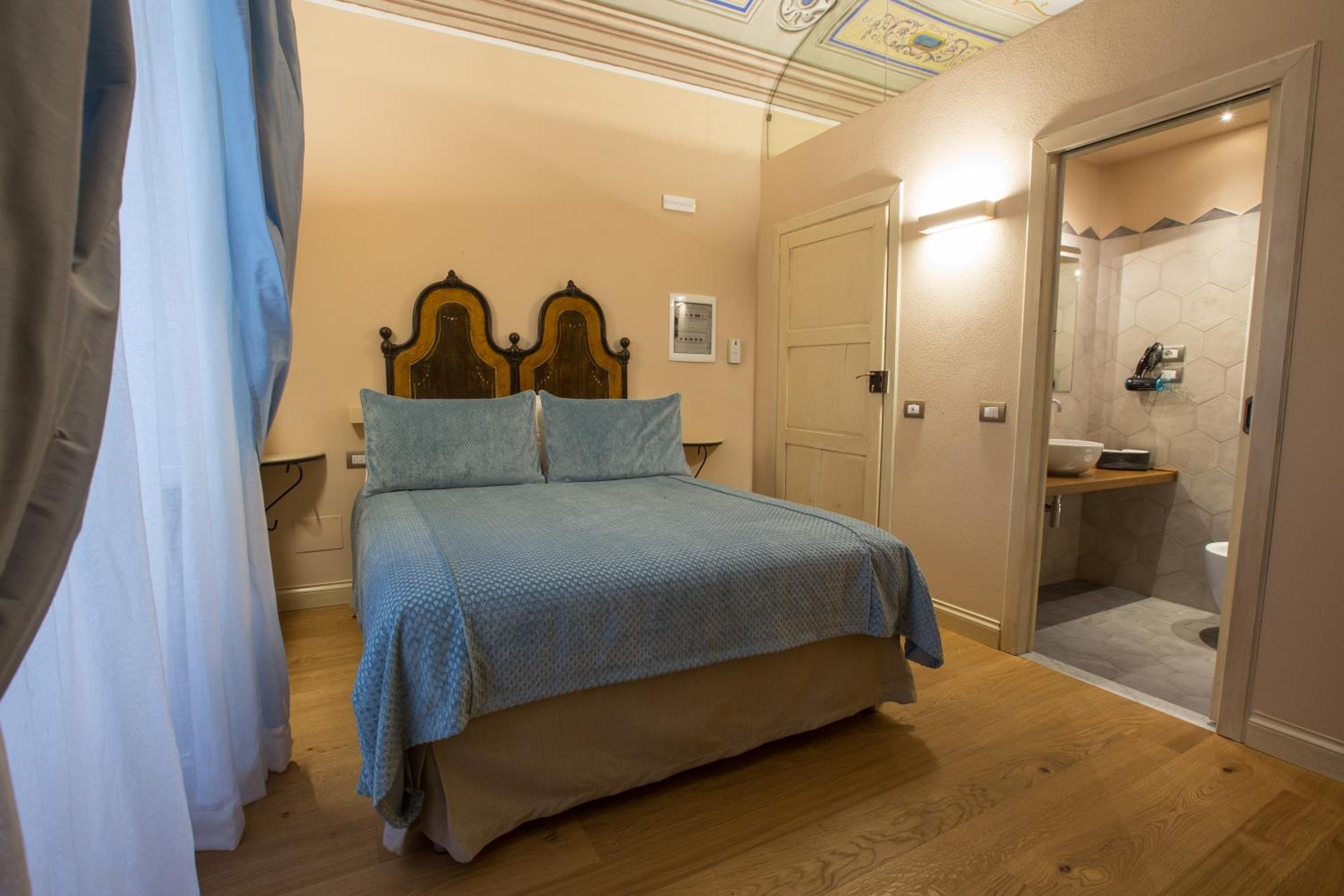Deluxe Room - Photo 4