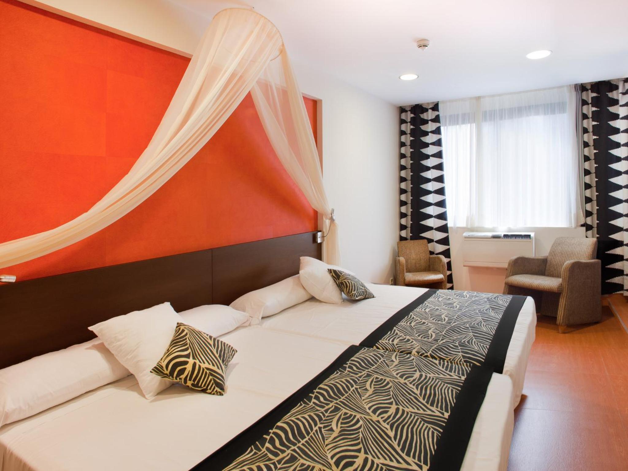 Habitación Doble con Vista Parcial al Mar (4 Adultos)