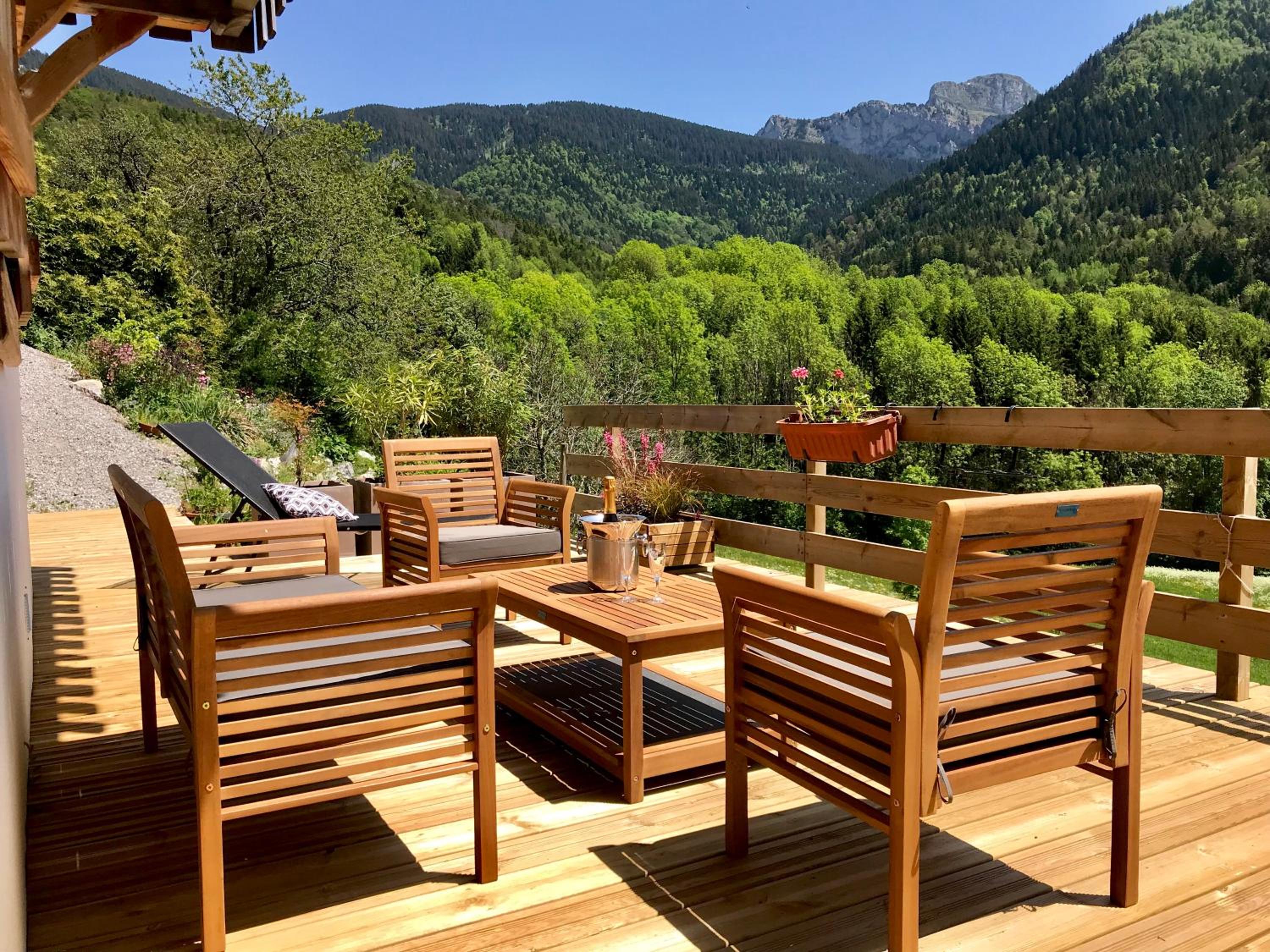 Apartment with Mountain View