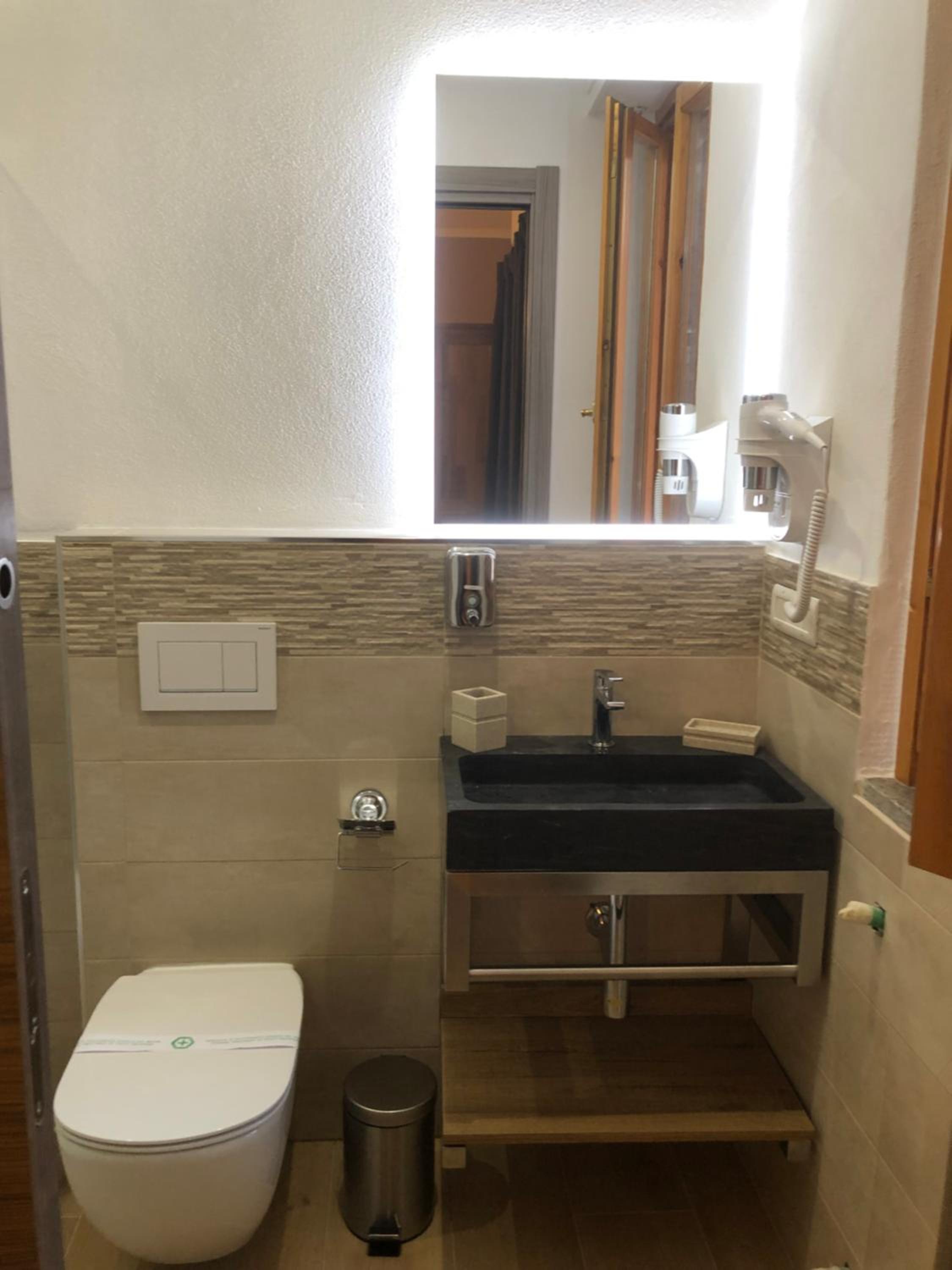 Double Room with Private Bathroom - Photo 9