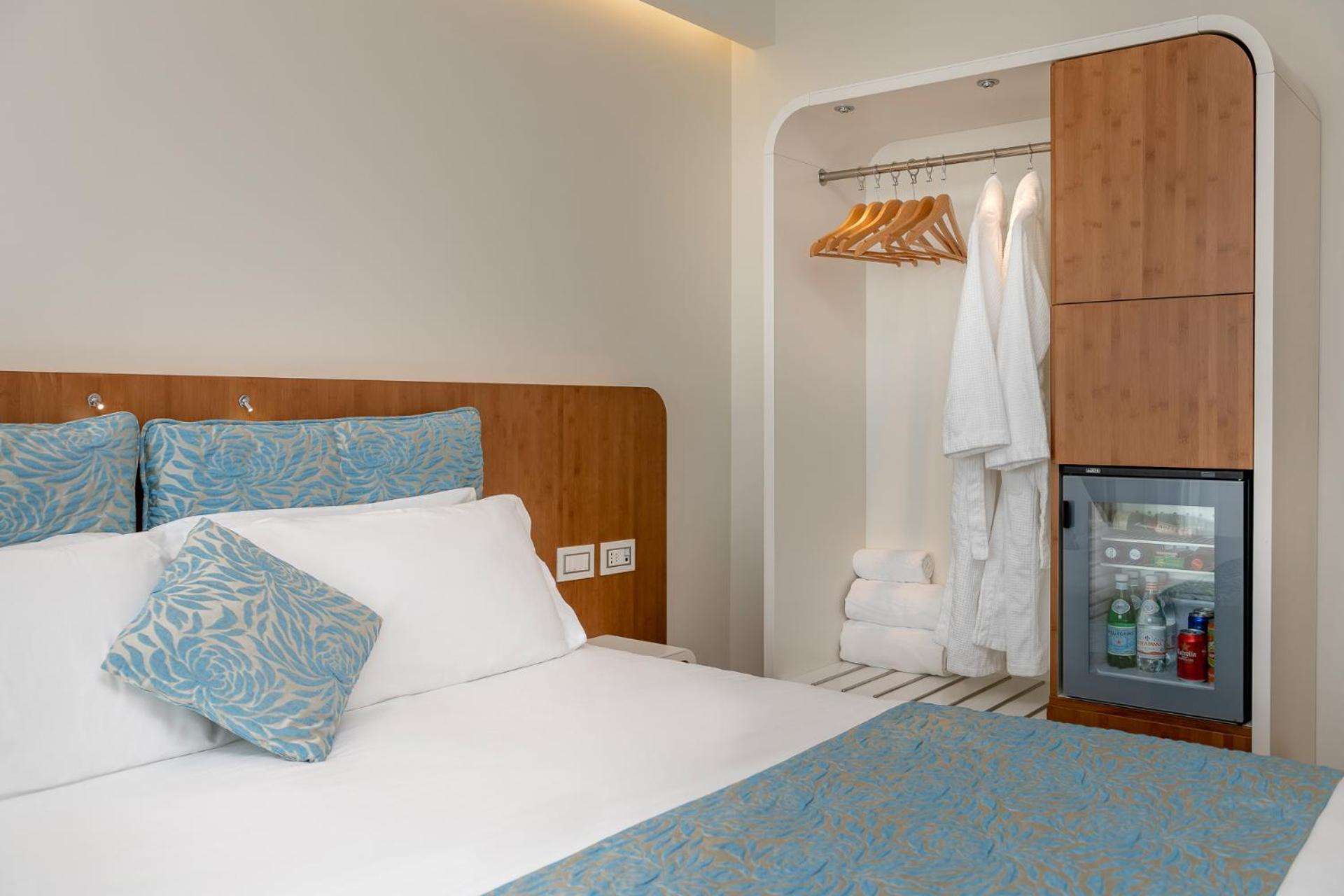 Double Room with Partial Sea View