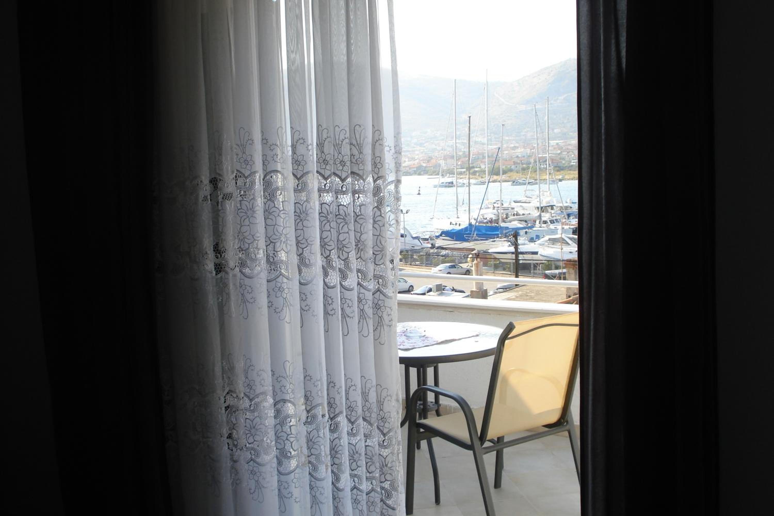Apartment with Terrace and Sea View - Photo 6