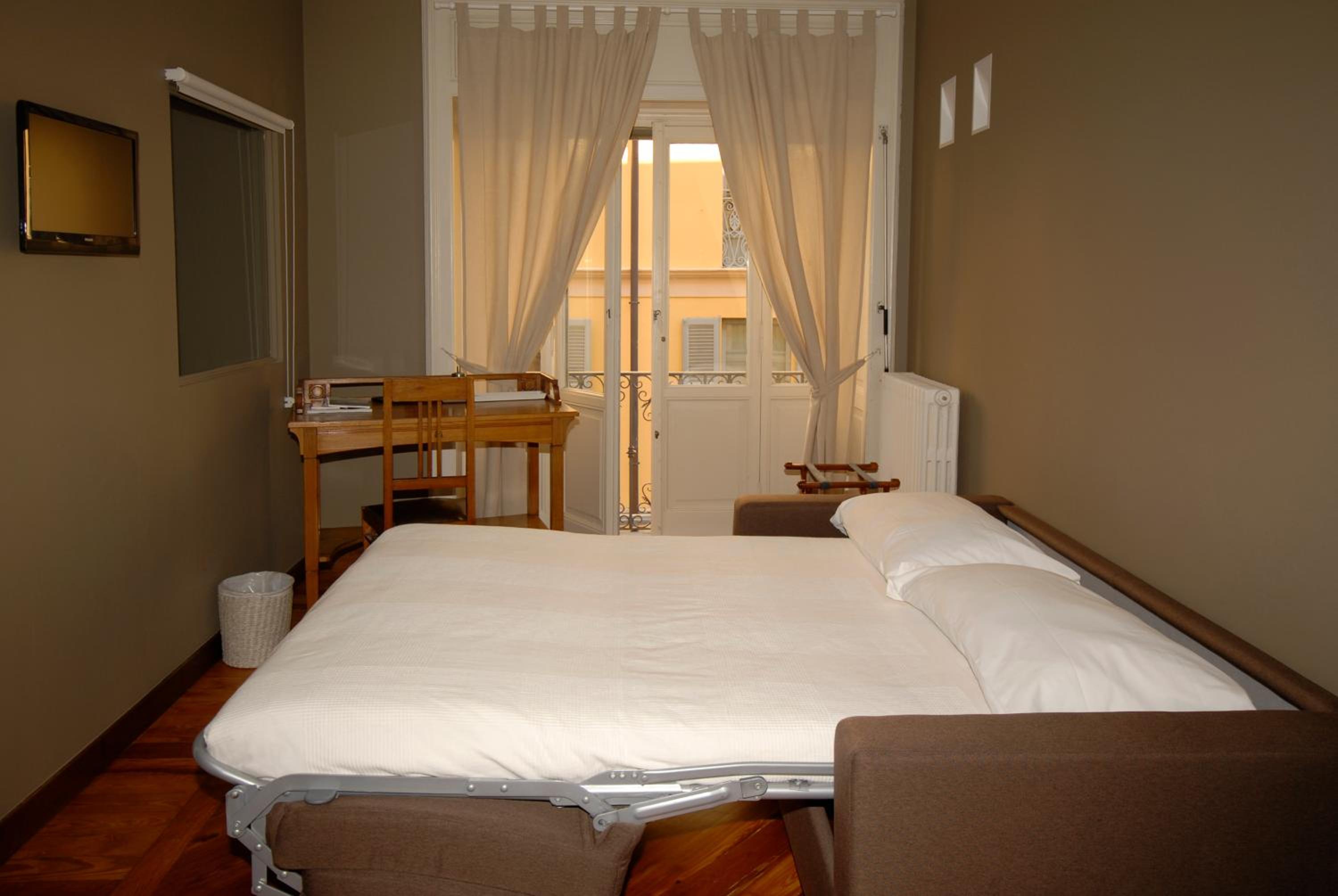 Family Room (2 Adults + 2 Children) - Photo 12