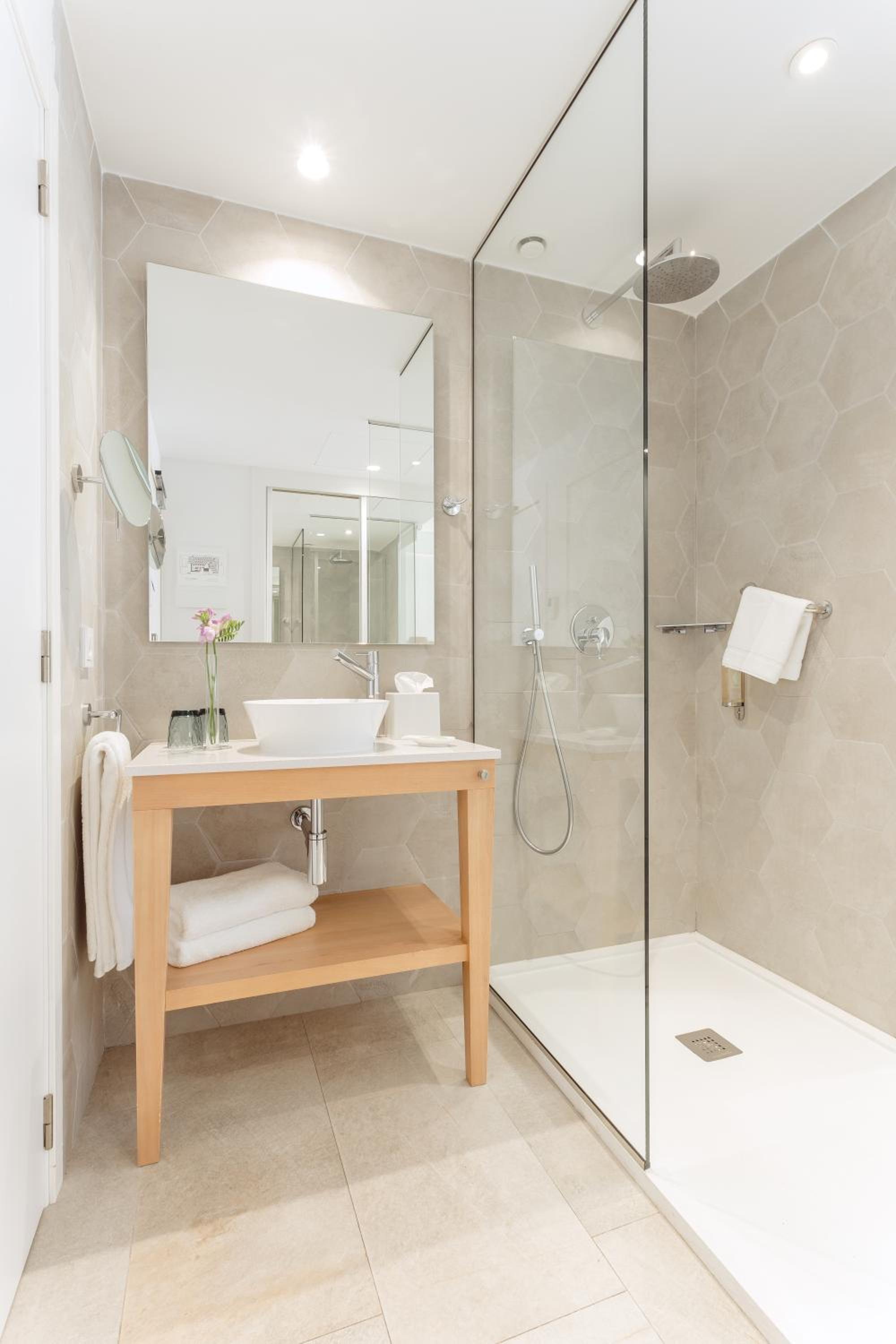 Twin Room with Lateral Sea View - Photo 8