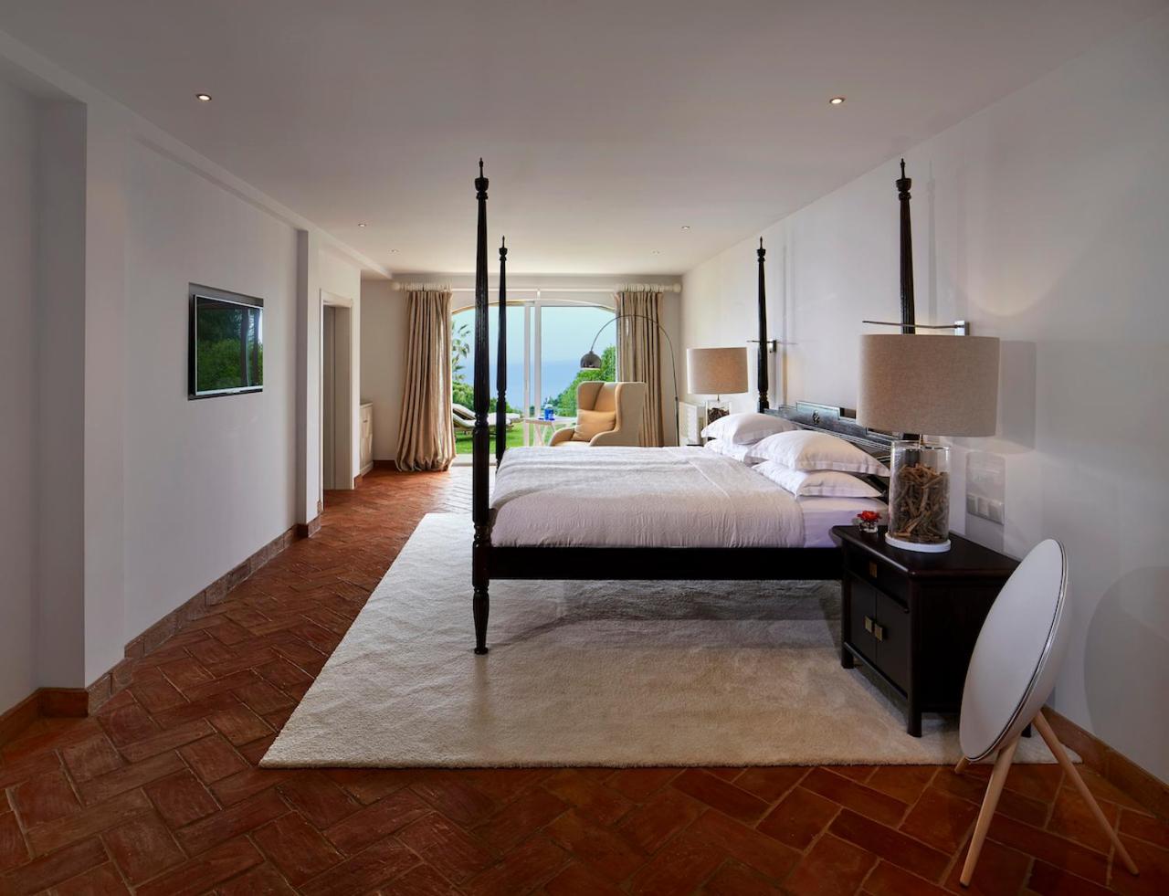 Suite - Photo 1