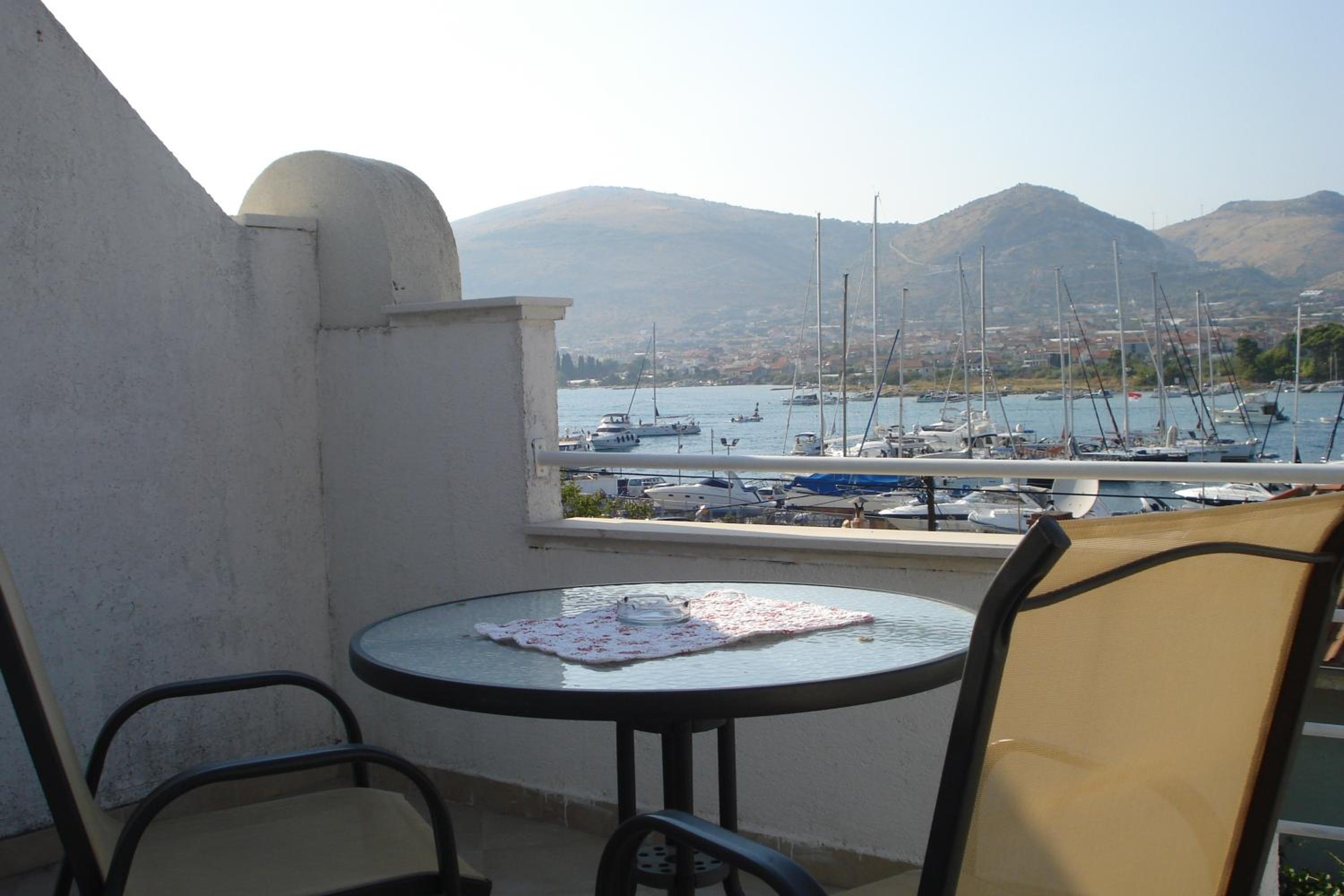Apartment with Terrace and Sea View - Photo 8