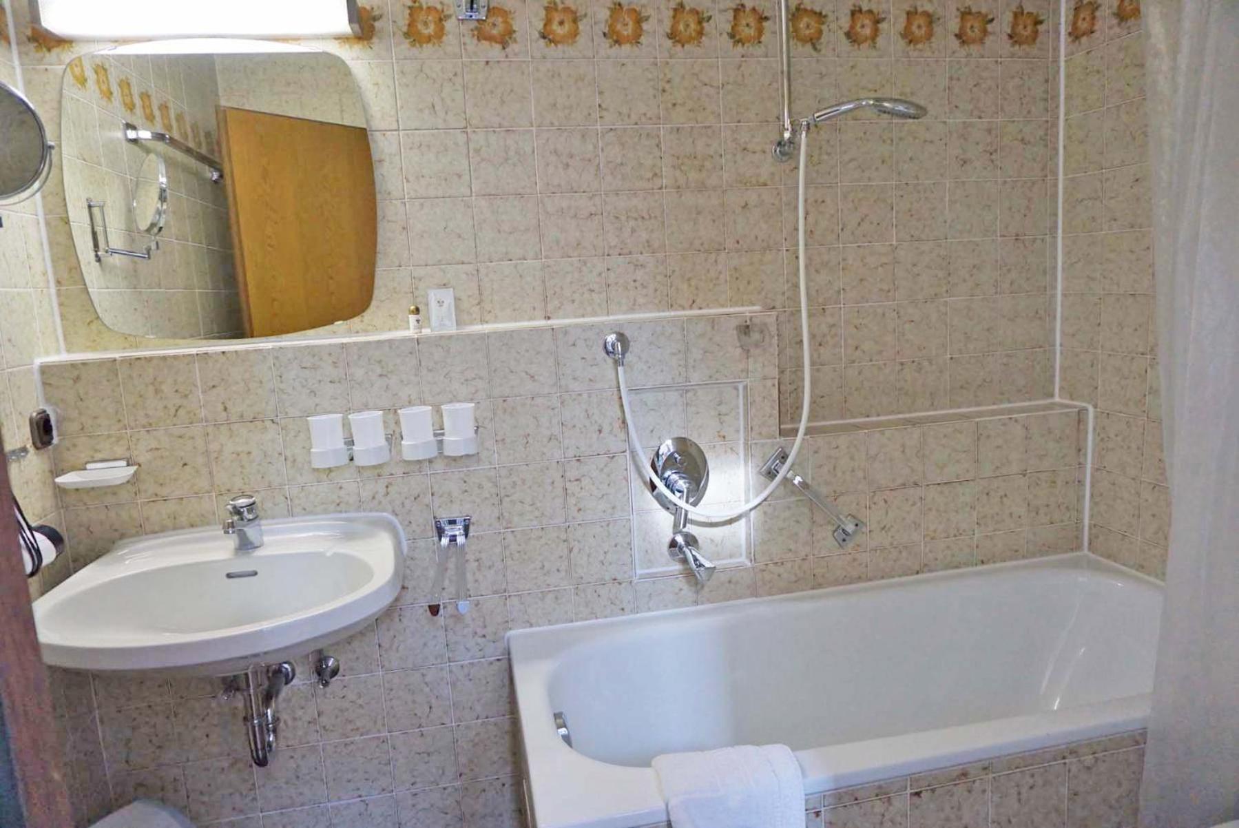 One-Bedroom Apartment with Shower photo 3