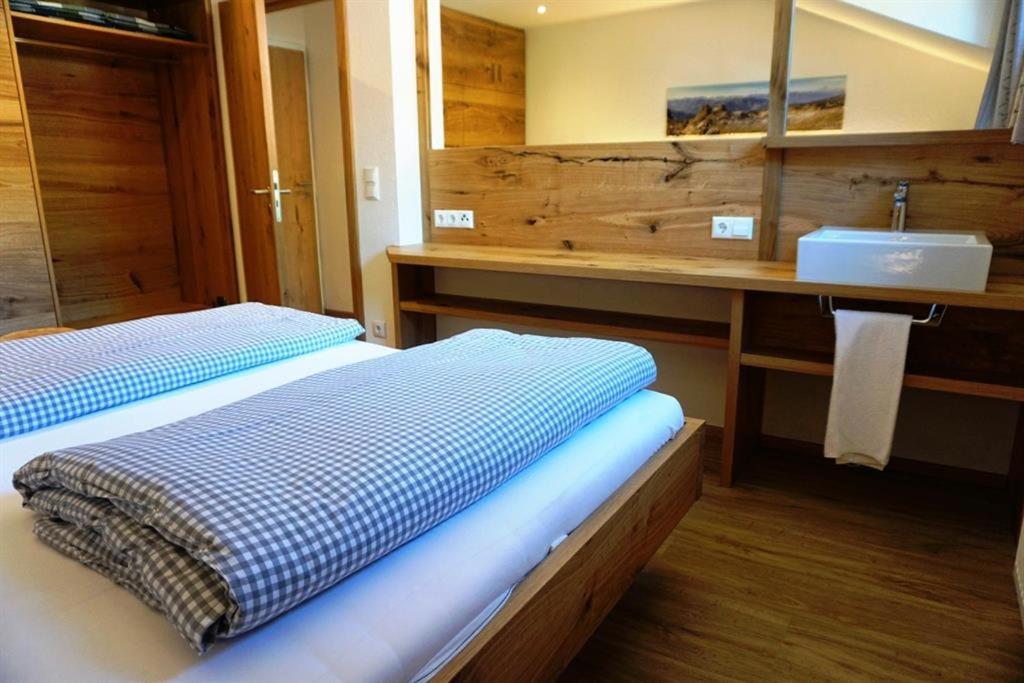 One-Bedroom Apartment with Shower photo 2