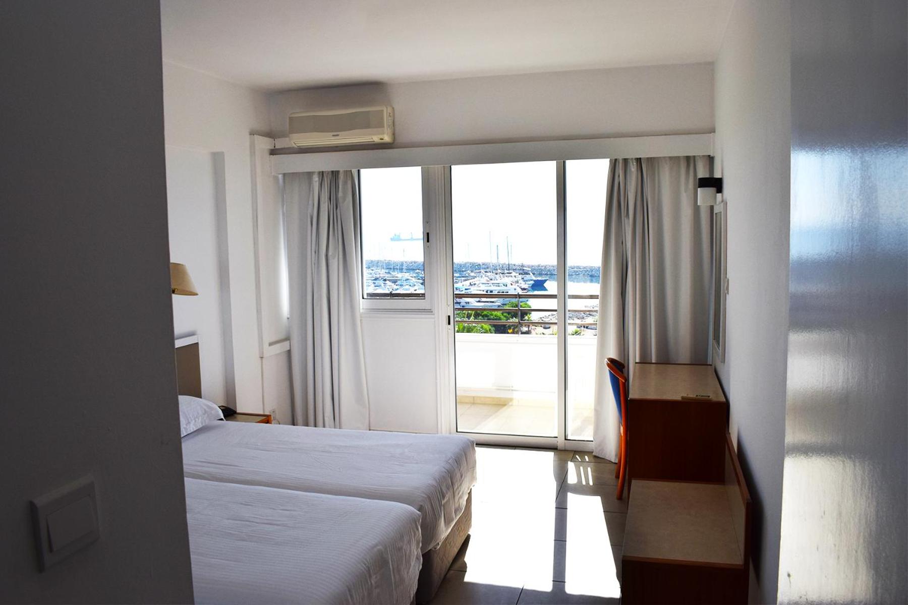 Two-Bedroom Apartment with Sea View (6 Adults) photo 3