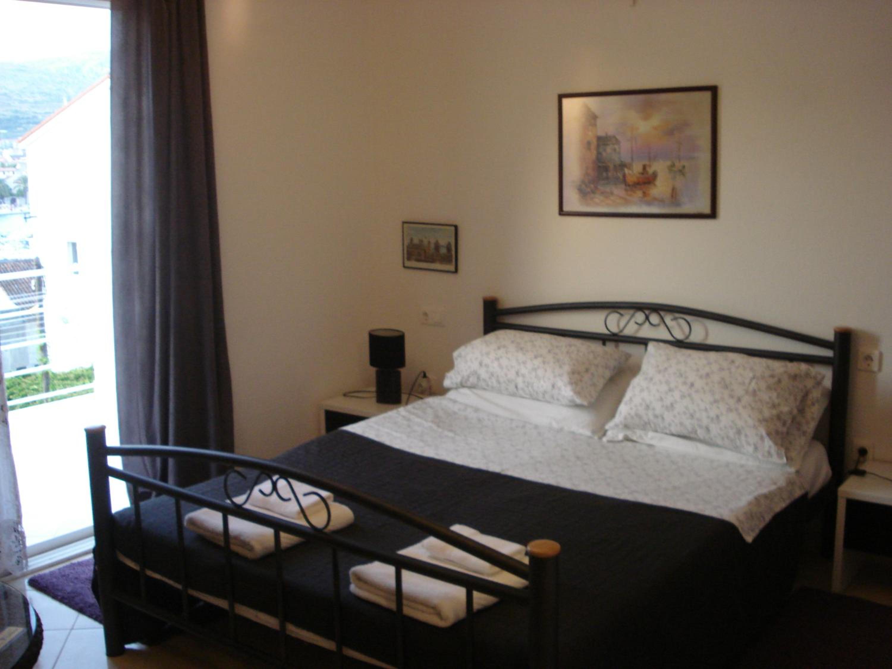 Apartment with Terrace and Sea View - Photo 4