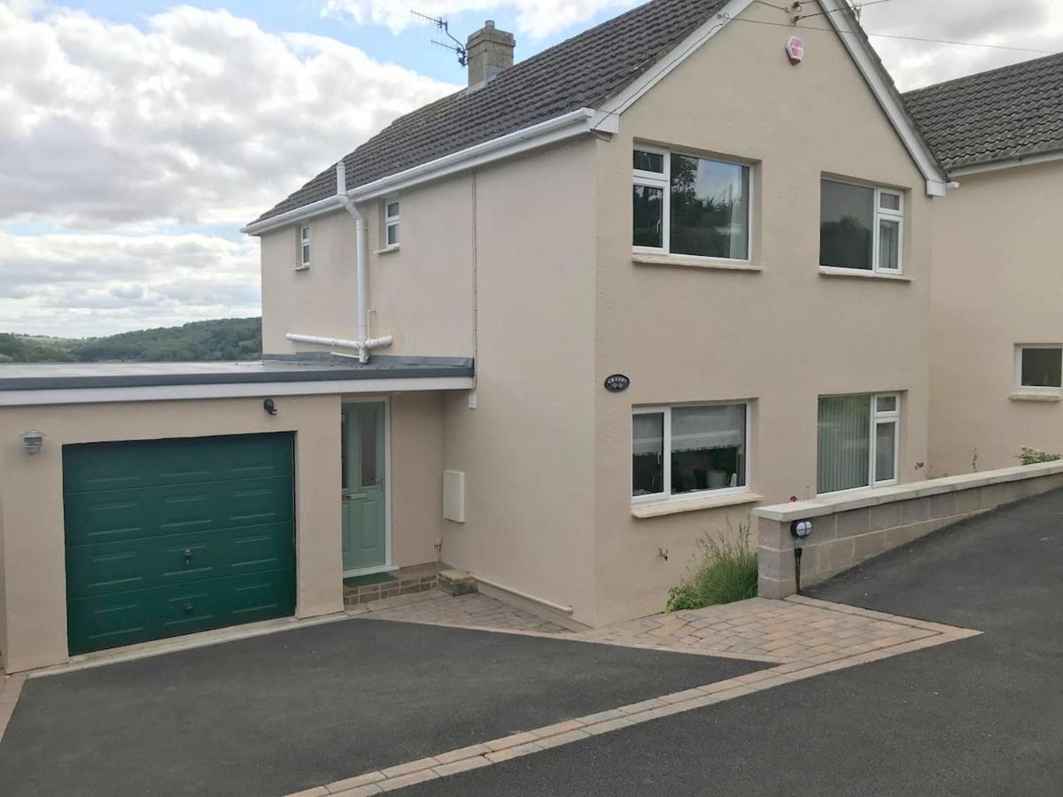 Three-Bedroom House photo 2