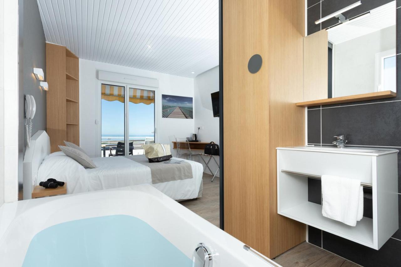 Double or Twin Room with Sea View photo 2