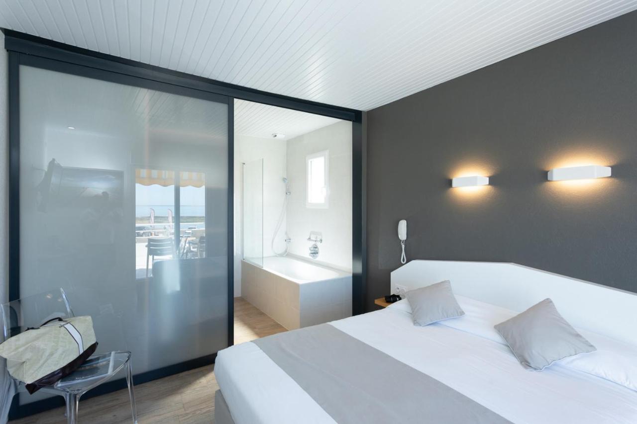 Double or Twin Room with Sea View photo 3