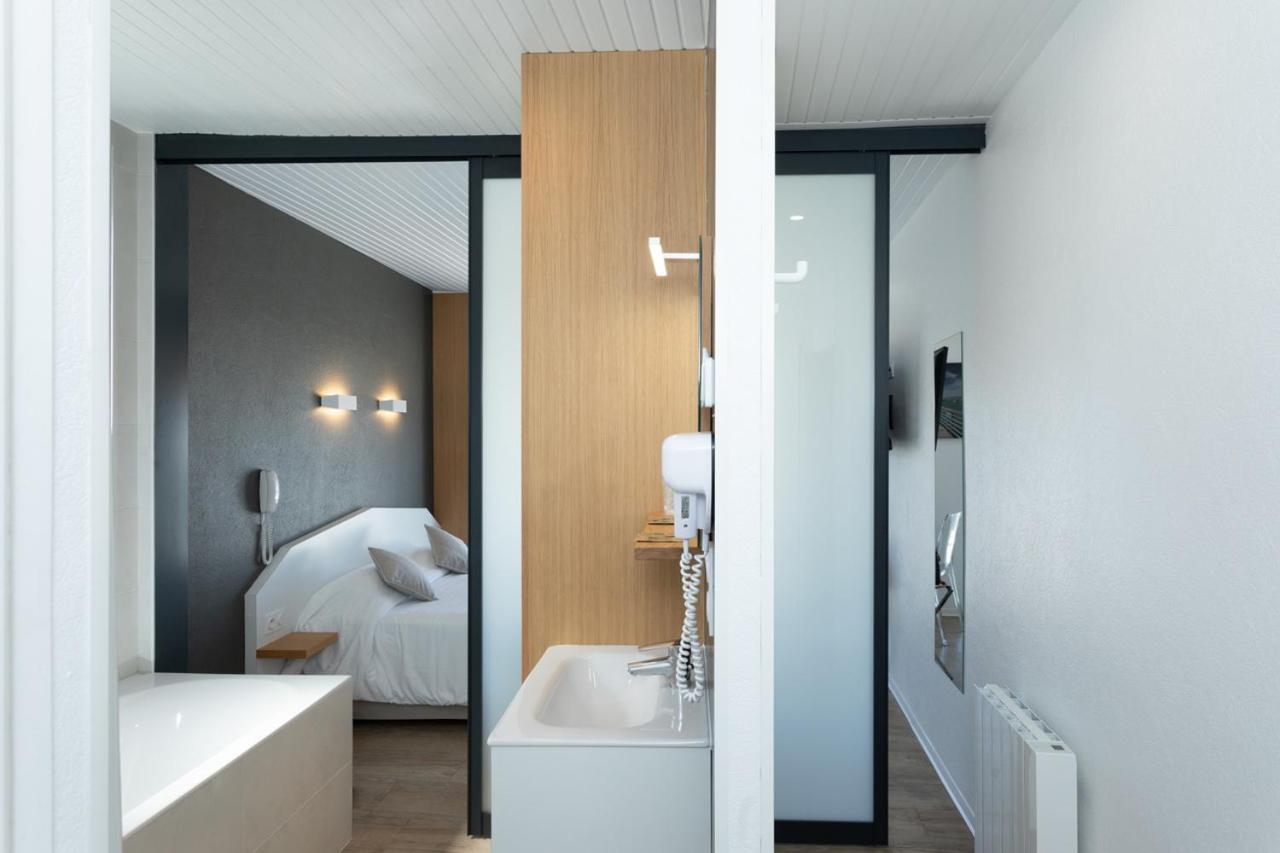 Double or Twin Room with Sea View