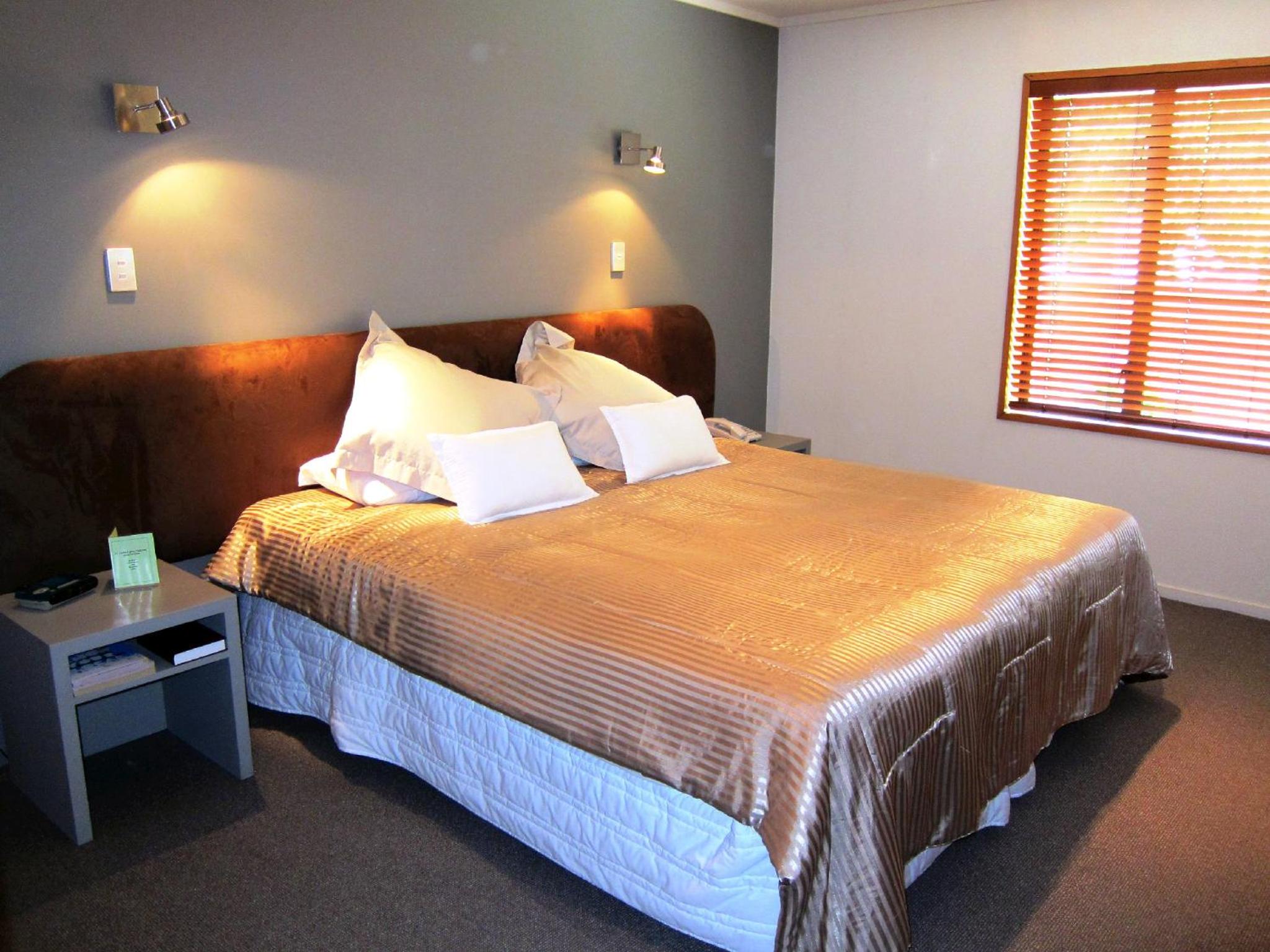 Executive One-Bedroom Apartment - Photo 8