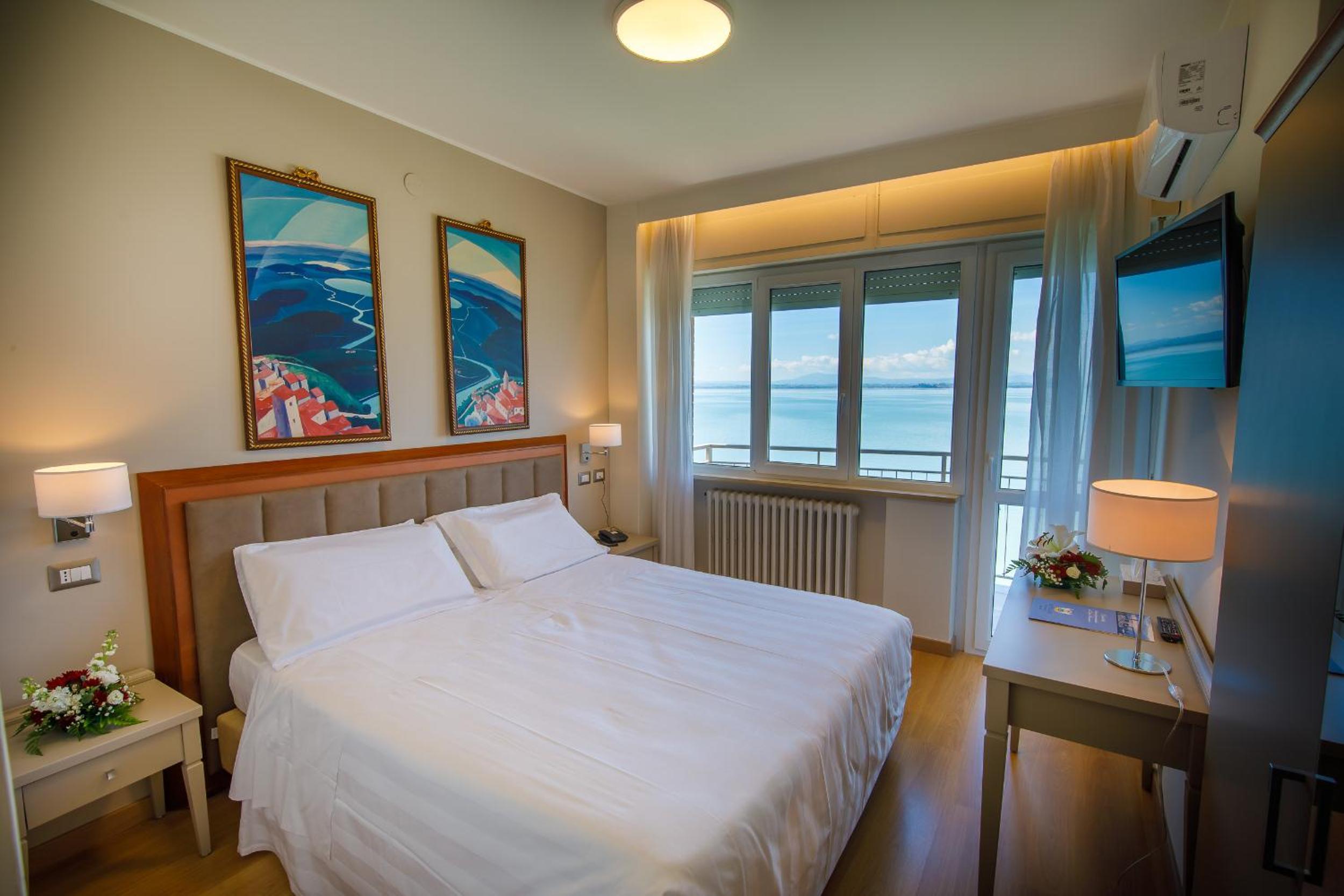 Superior Double Room with Lake View - Photo 1