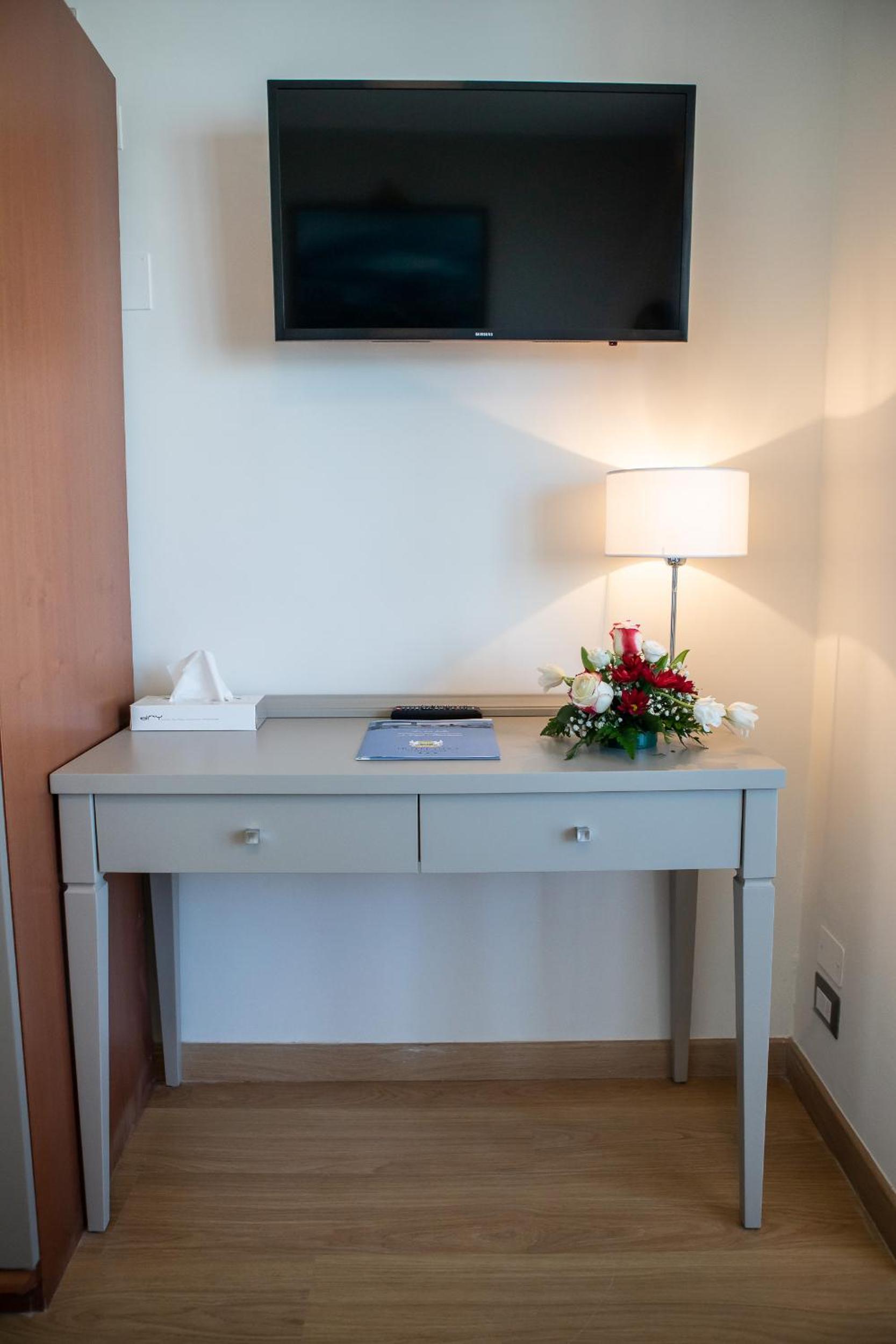 Deluxe Double Room with Lake View - Photo 6
