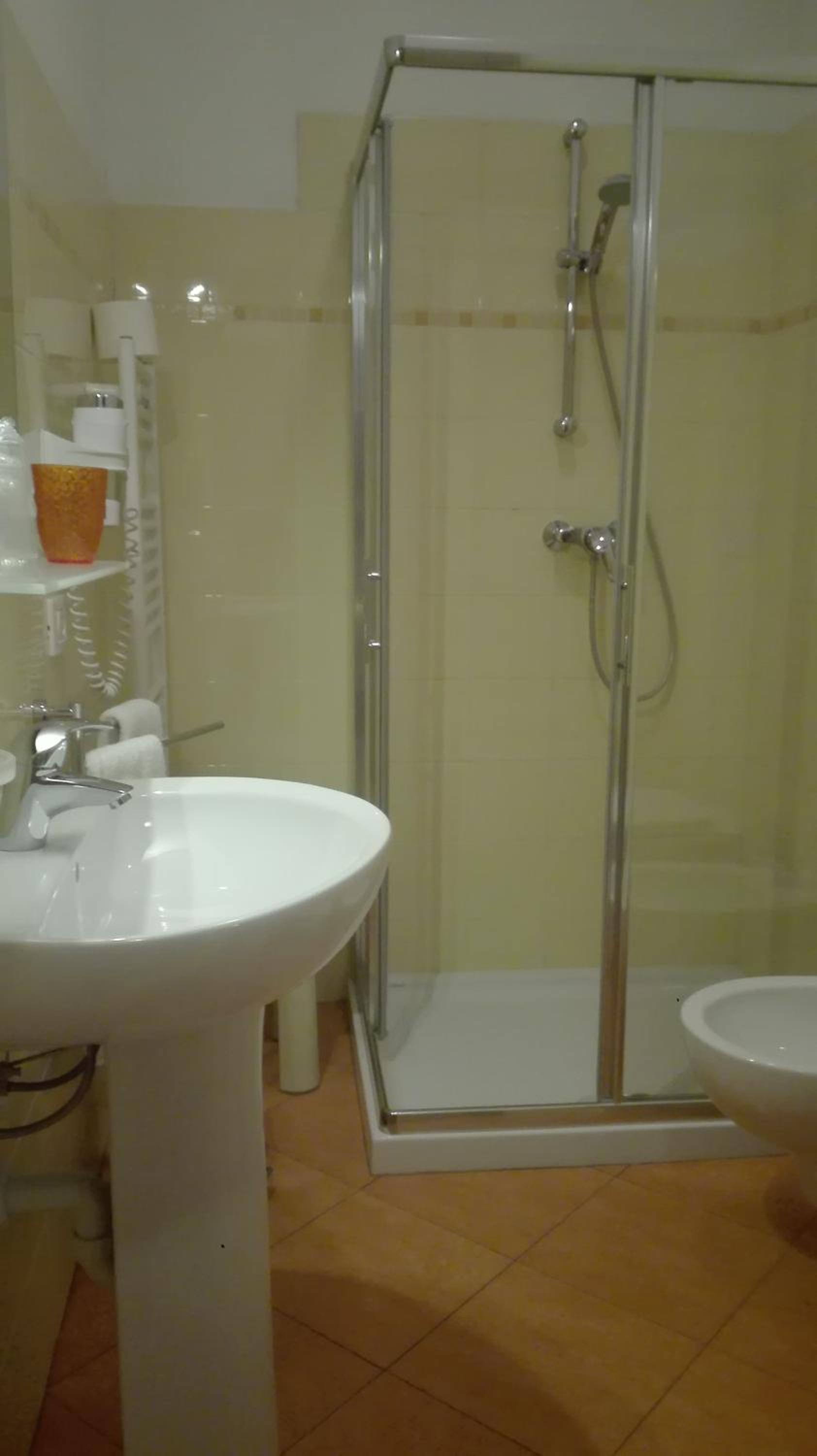 Double Room - Photo 17