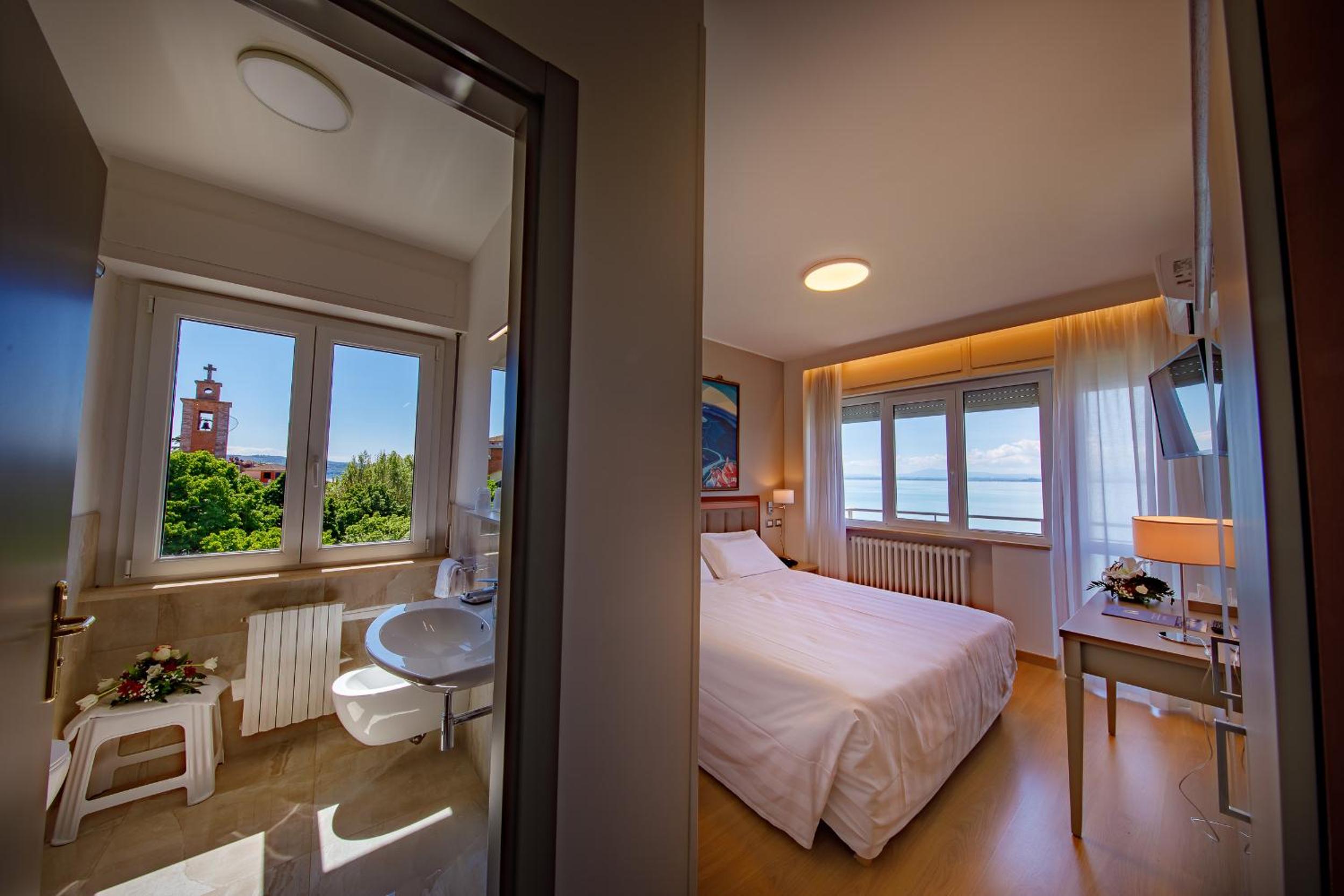 Deluxe Double Room with Lake View - Photo 12