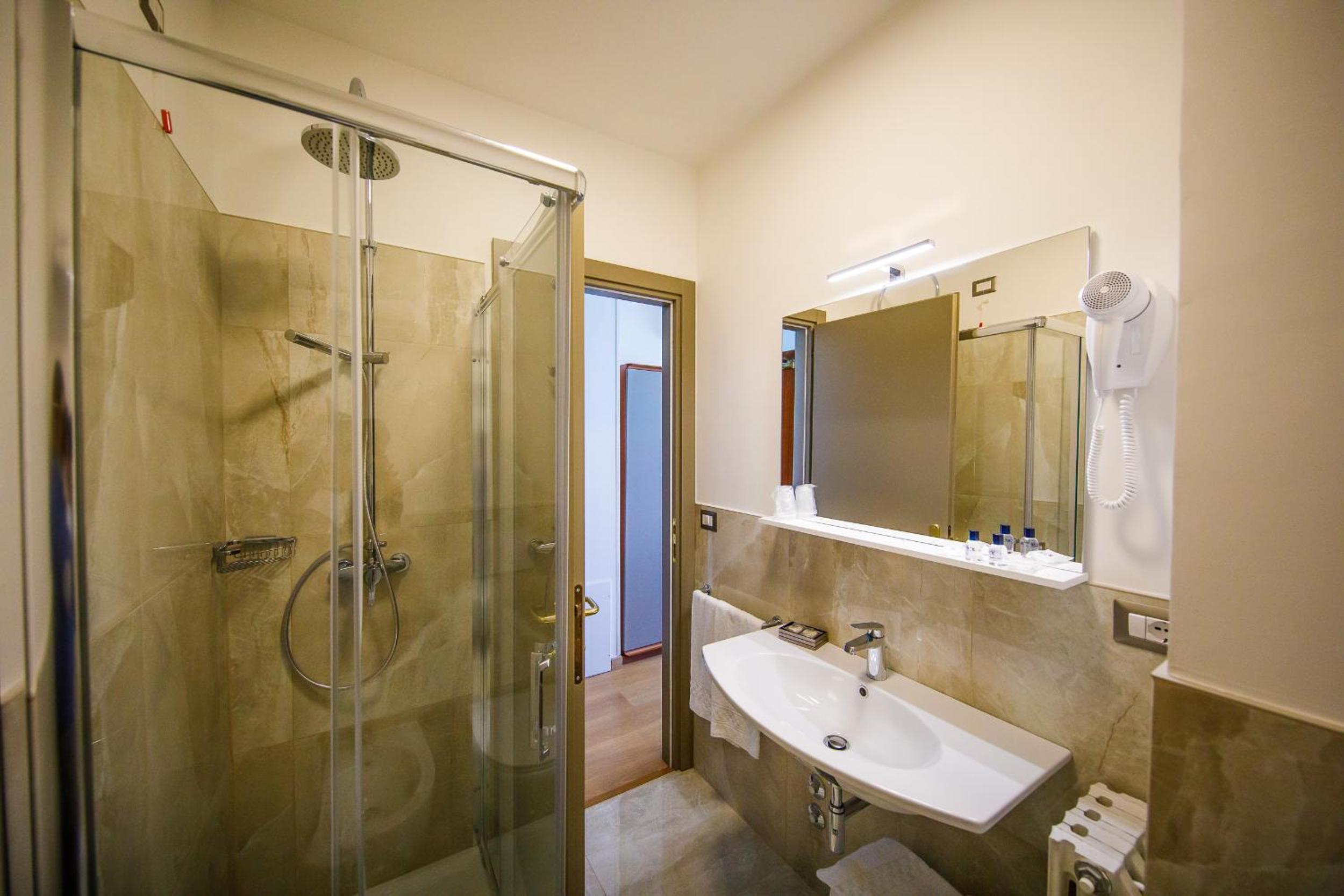 Deluxe Double Room with Lake View - Photo 9