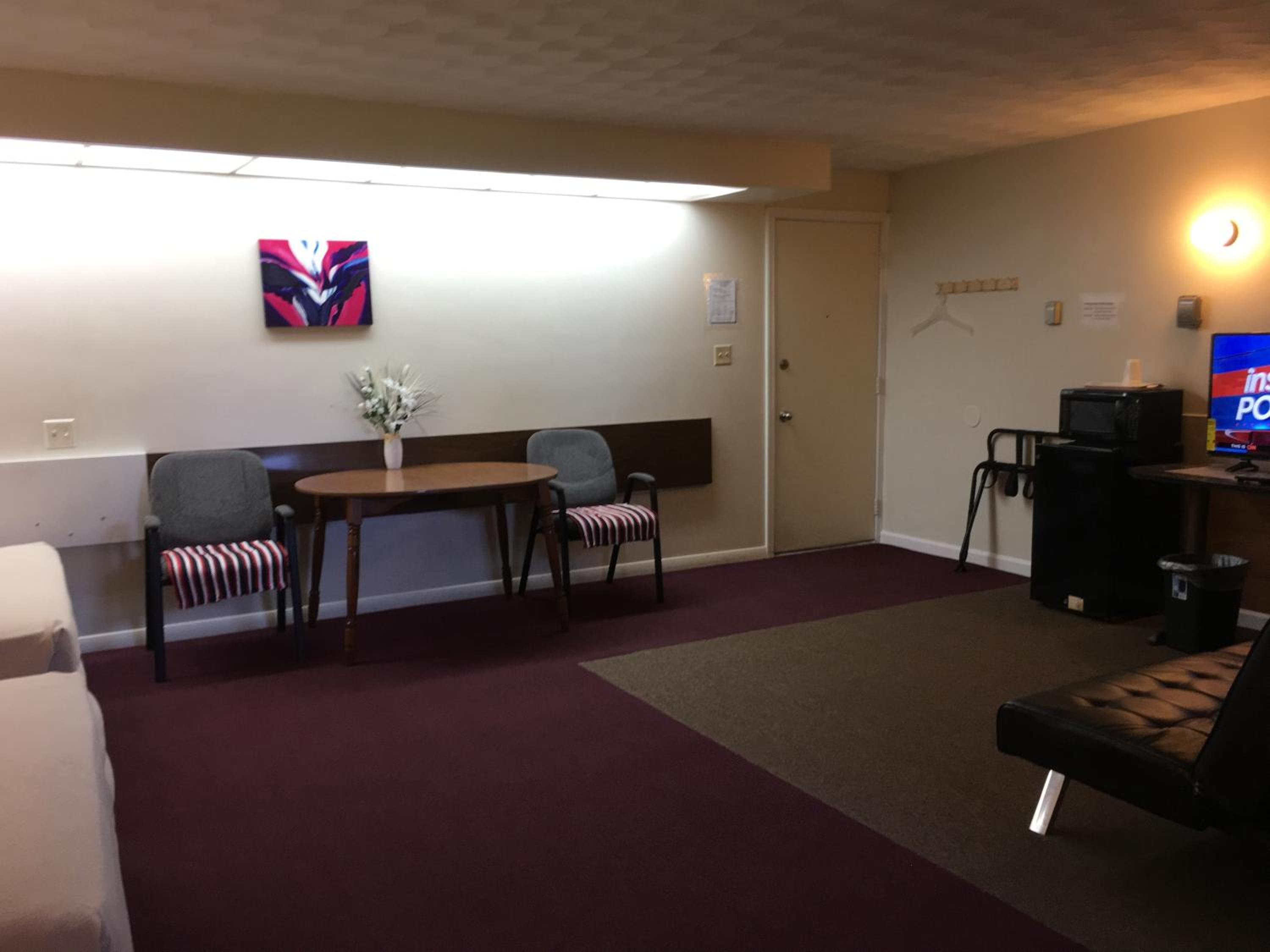 Family Room with Three Queen Beds - Non-Smoking - Photo 2