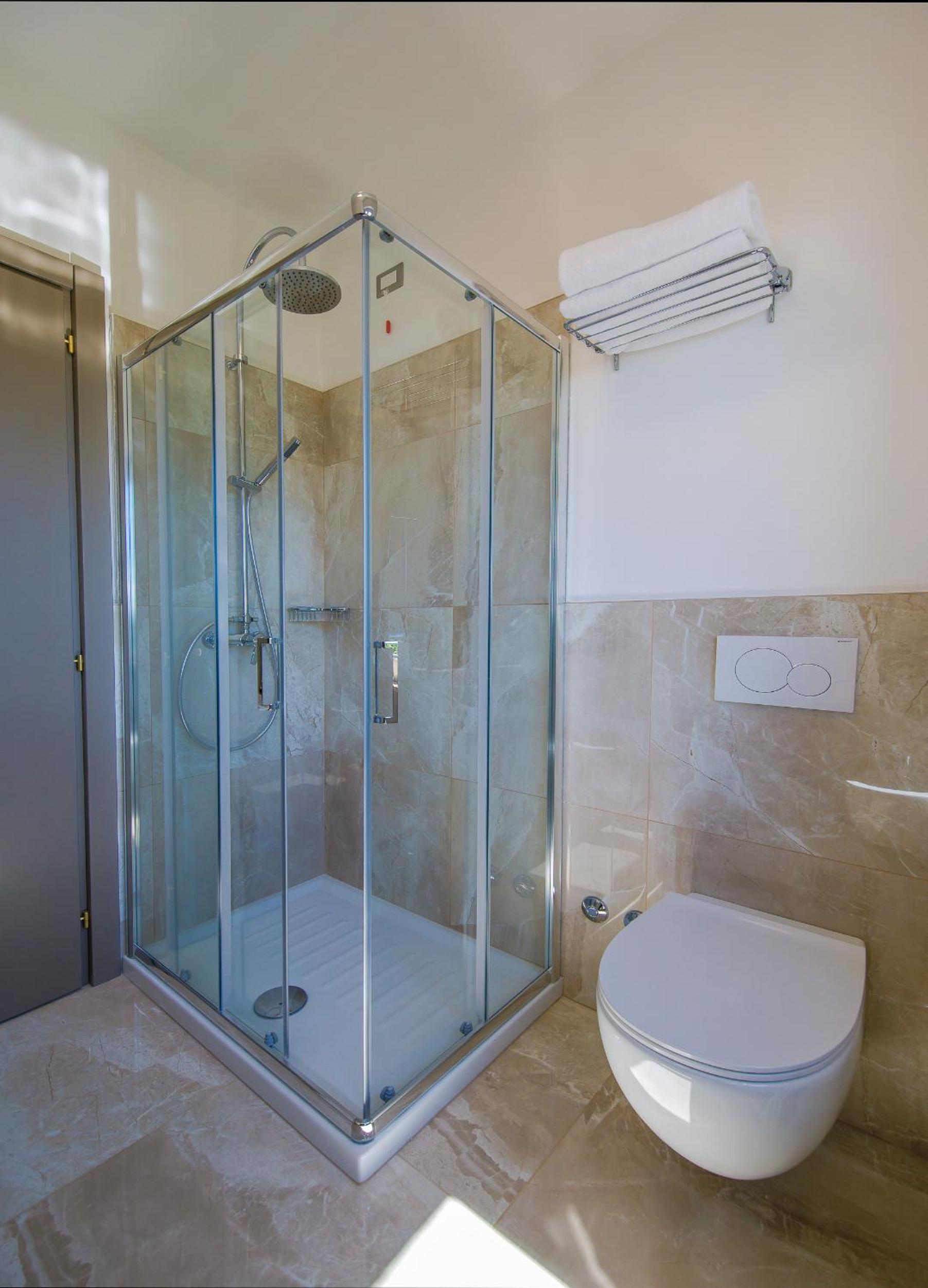 Deluxe Double Room with Lake View - Photo 11