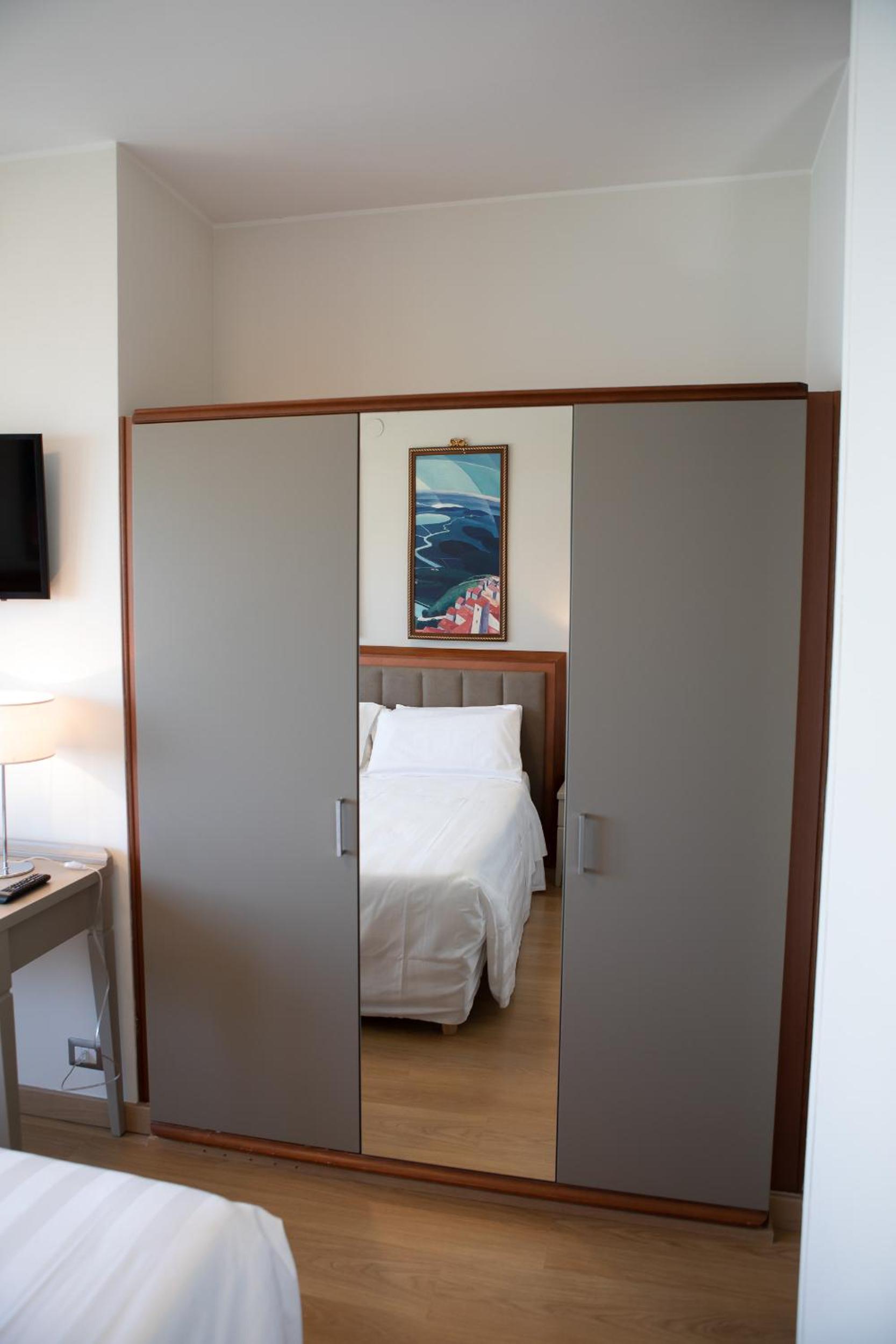 Deluxe Double Room with Lake View - Photo 10