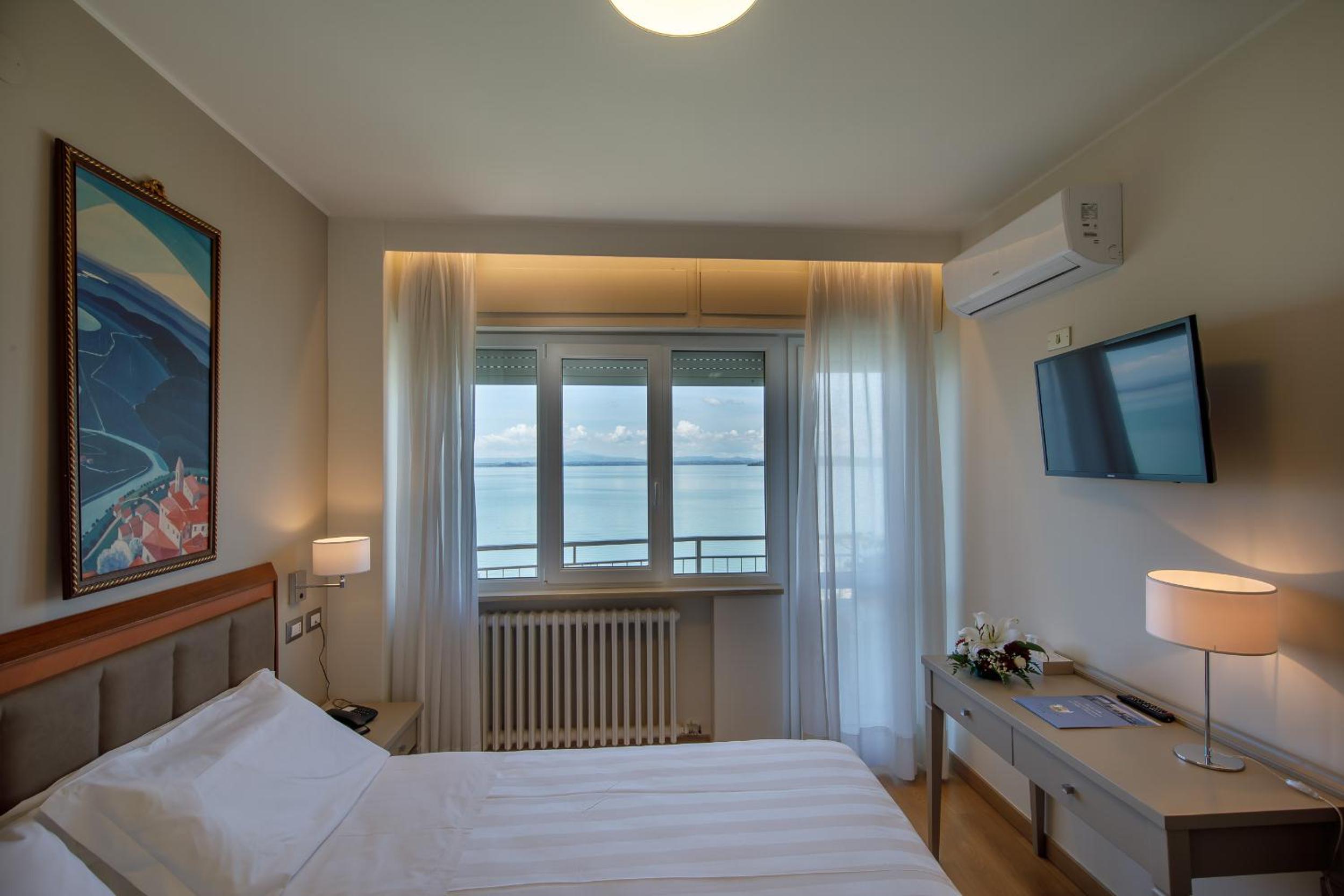 Deluxe Double Room with Lake View - Photo 2