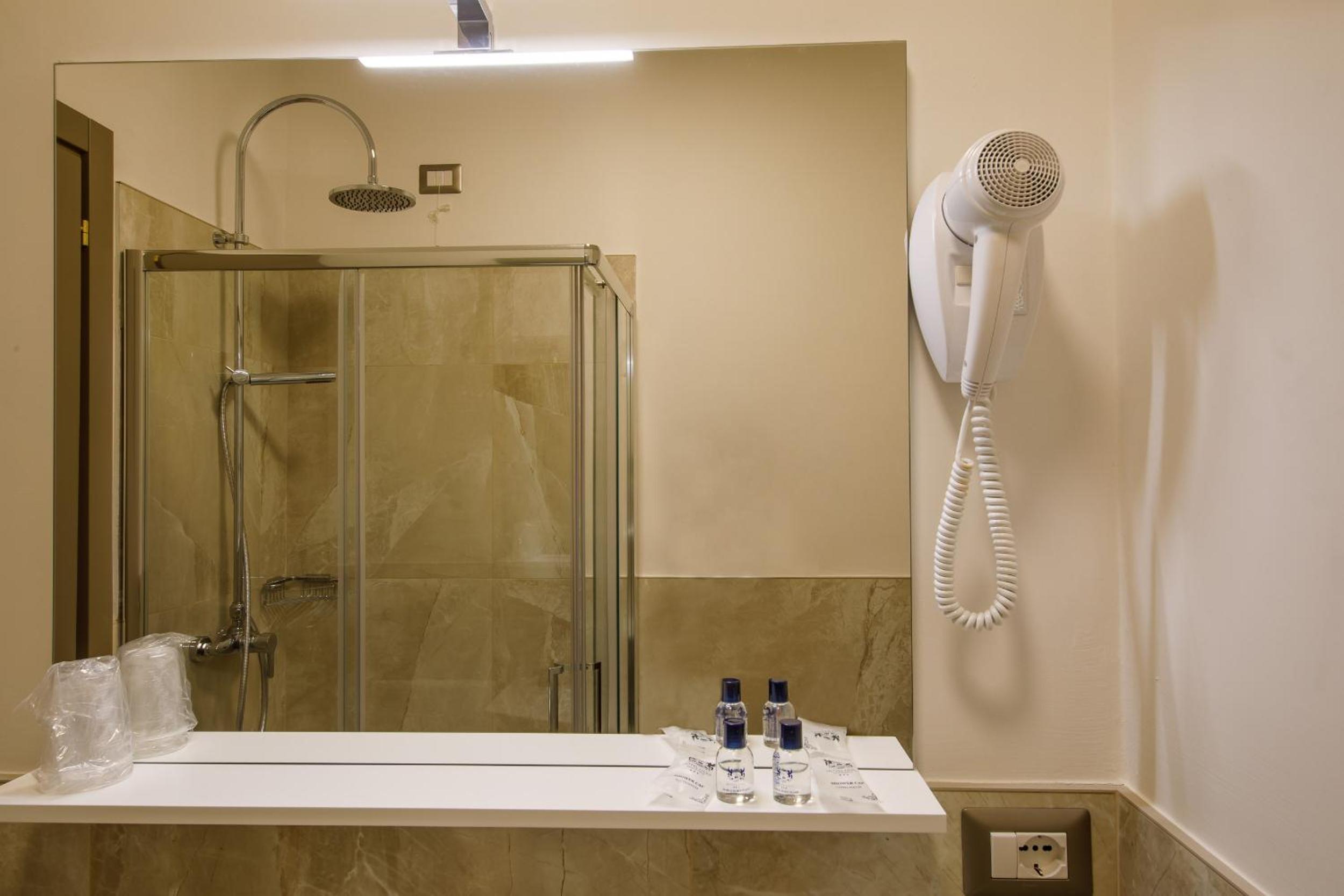 Deluxe Double Room with Lake View - Photo 8