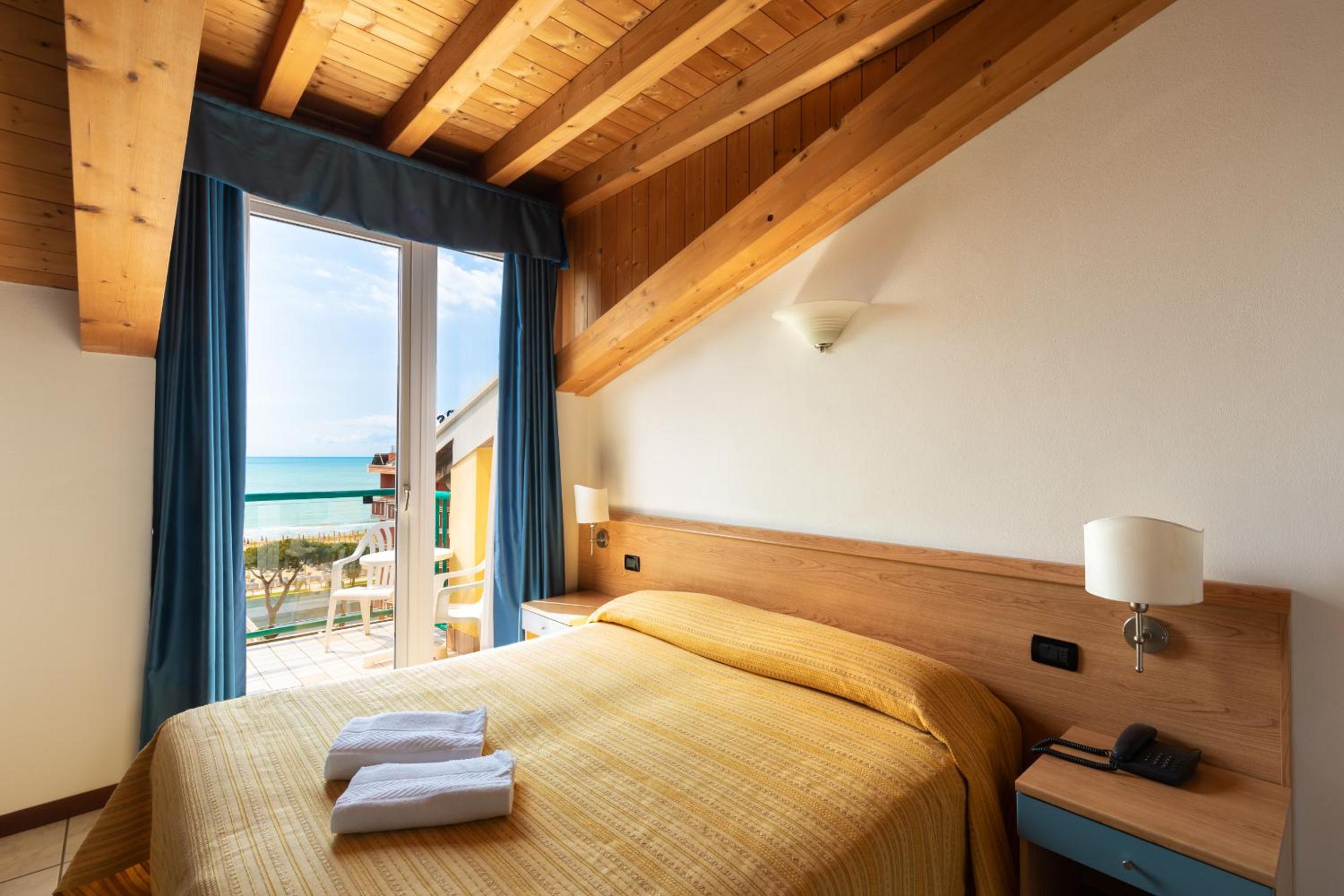 Double or Twin Room with Sea View photo 3