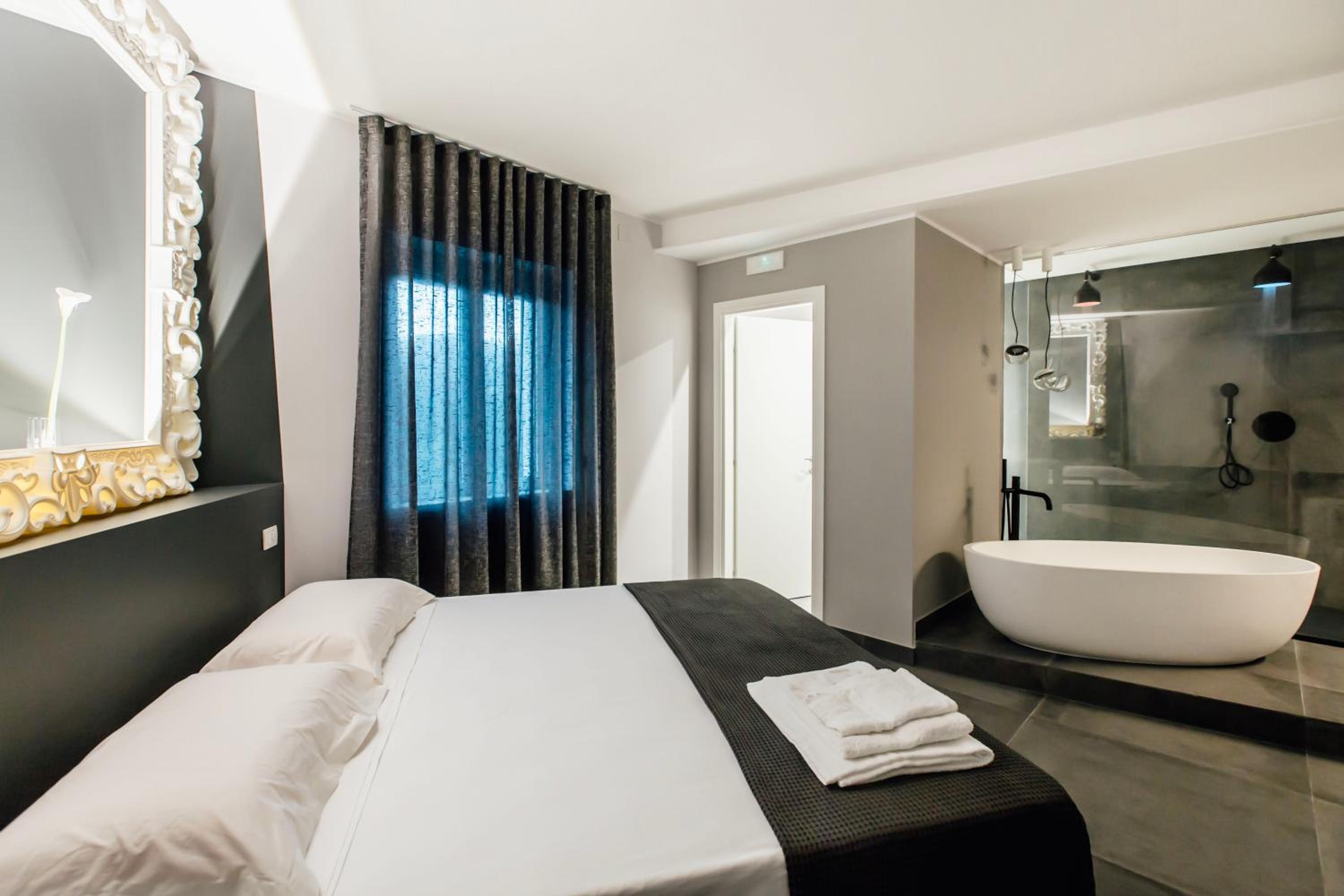 Superior King Room - Photo 4