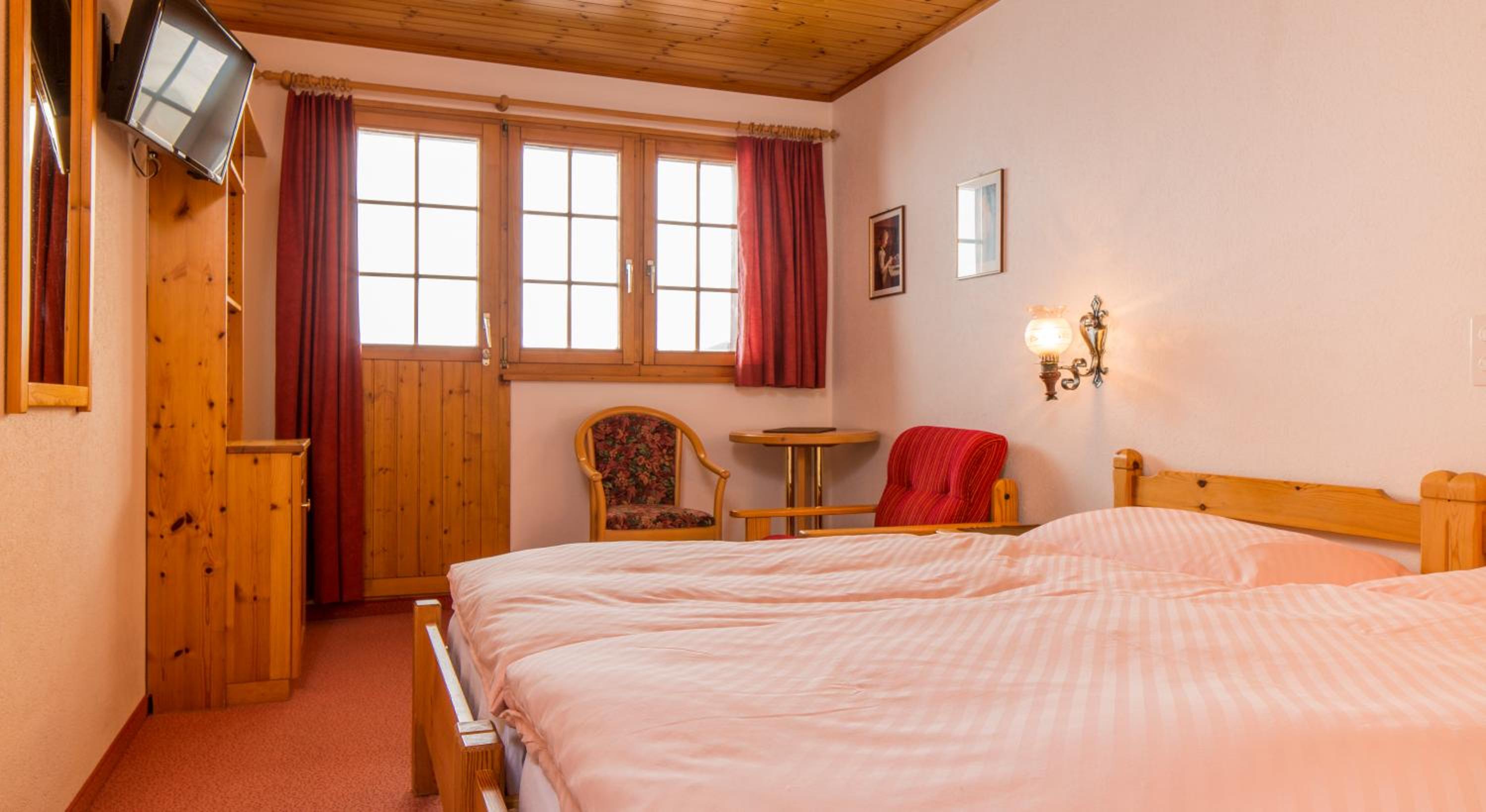 Family Room (2 Adults + 1 Child)