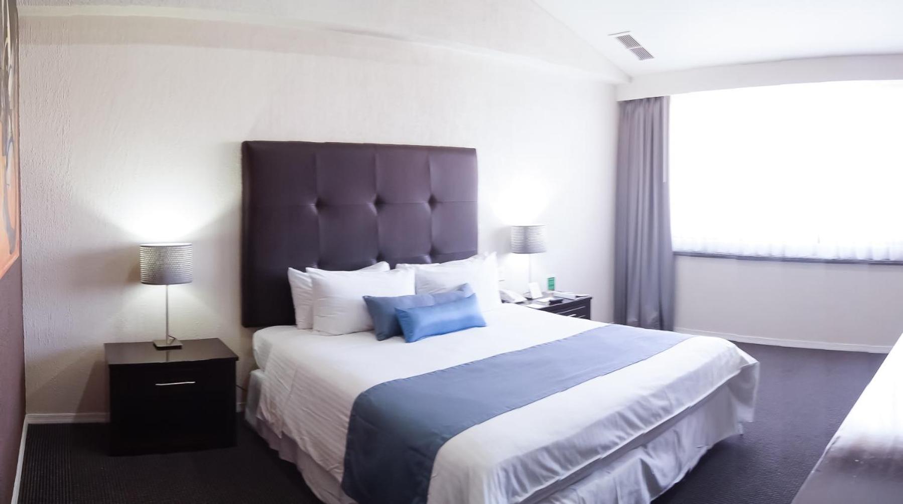 Standard King Room - Photo 7