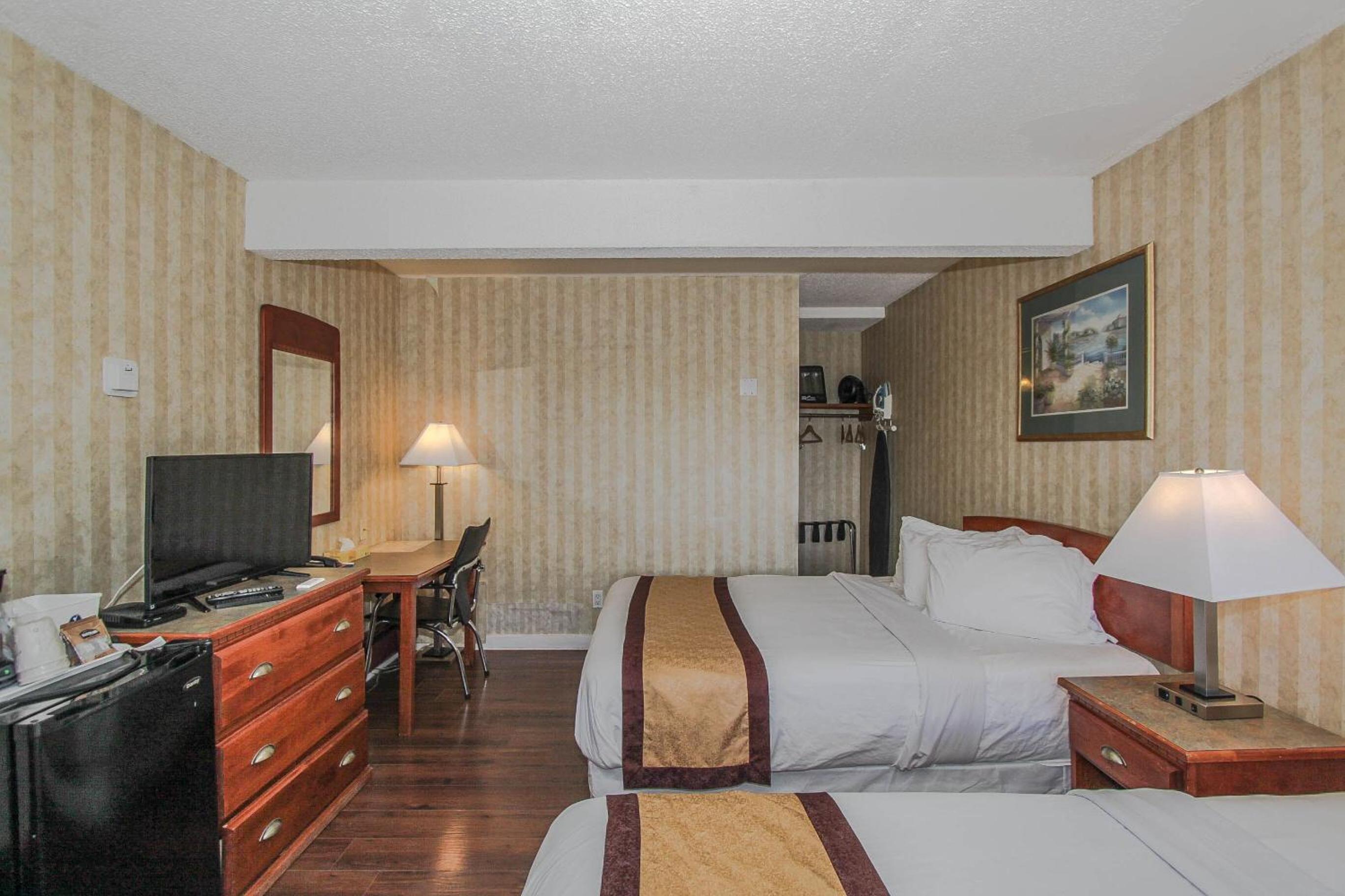 Queen Room With Two Queen Beds - Non-Smoking - Photo 3