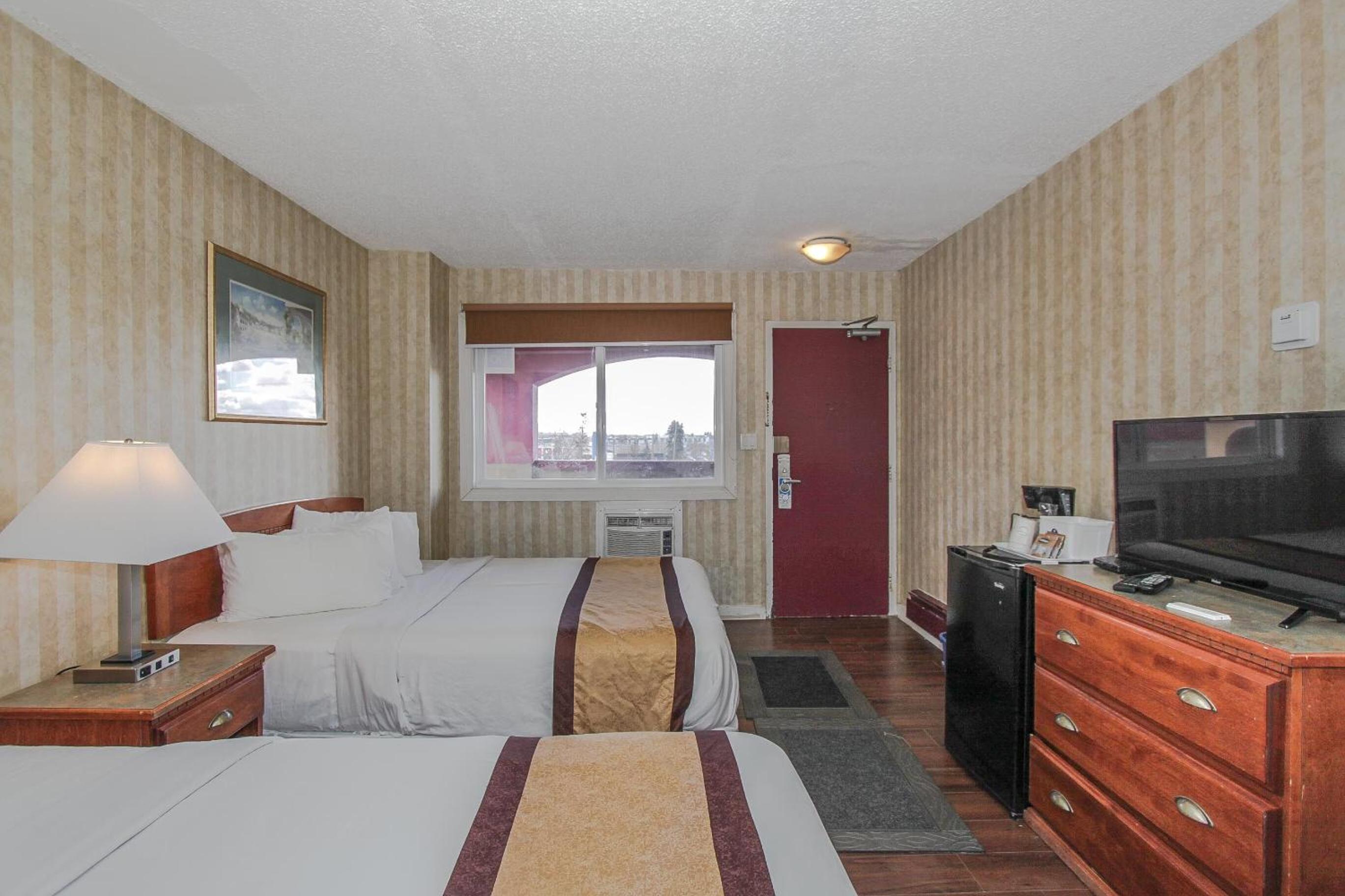Queen Room With Two Queen Beds - Non-Smoking - Photo 4