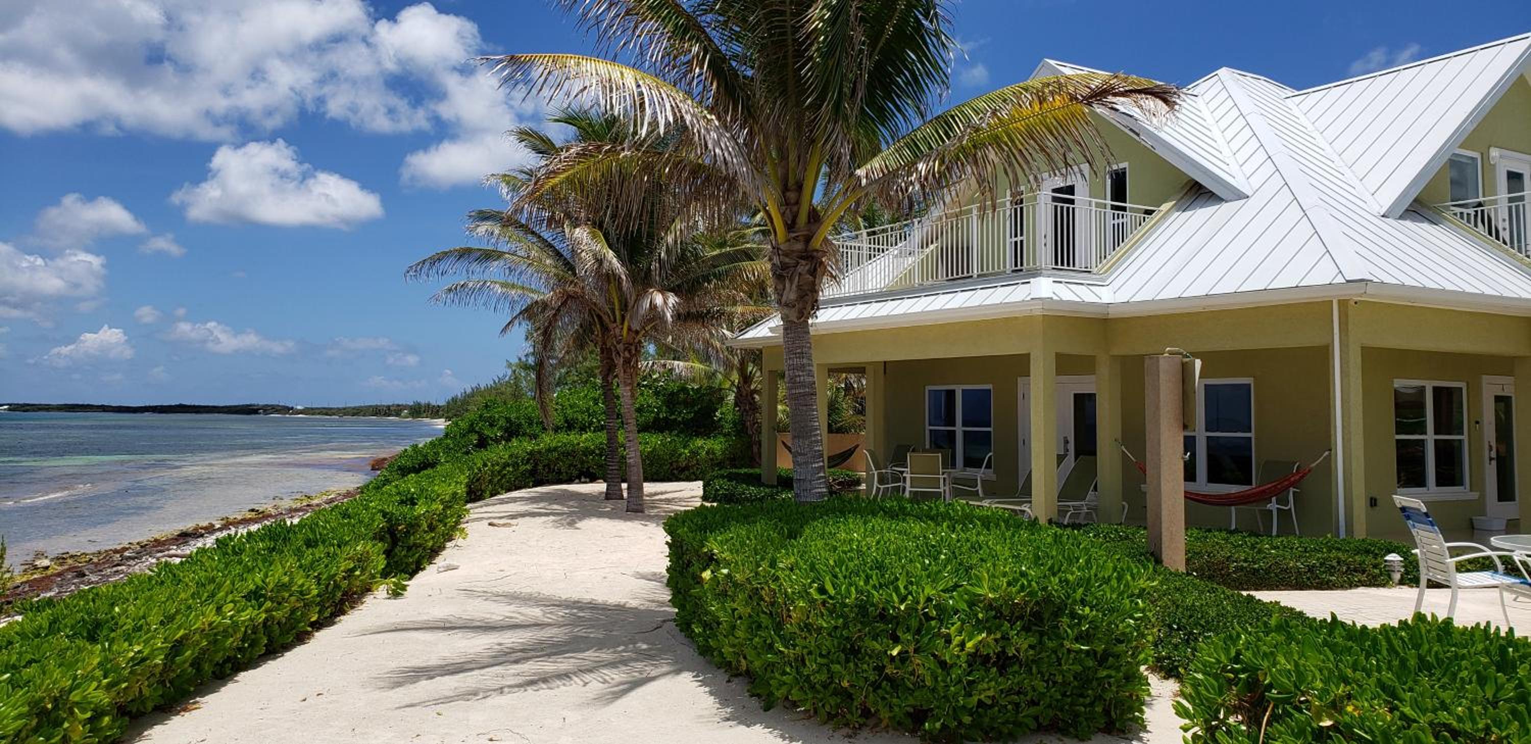 Three-Bedroom Beachfront House photo 2