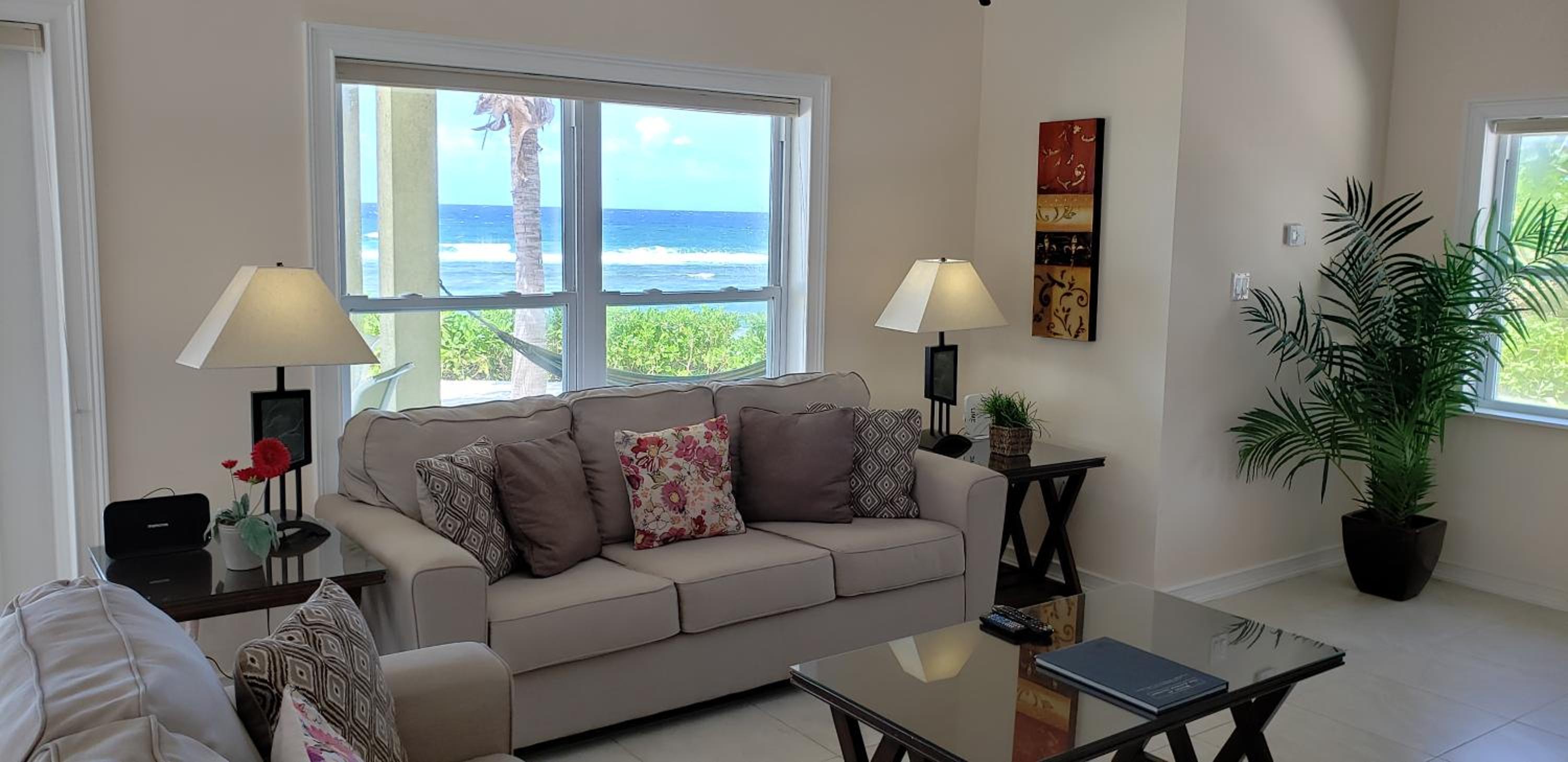 Three-Bedroom Beachfront House photo 3