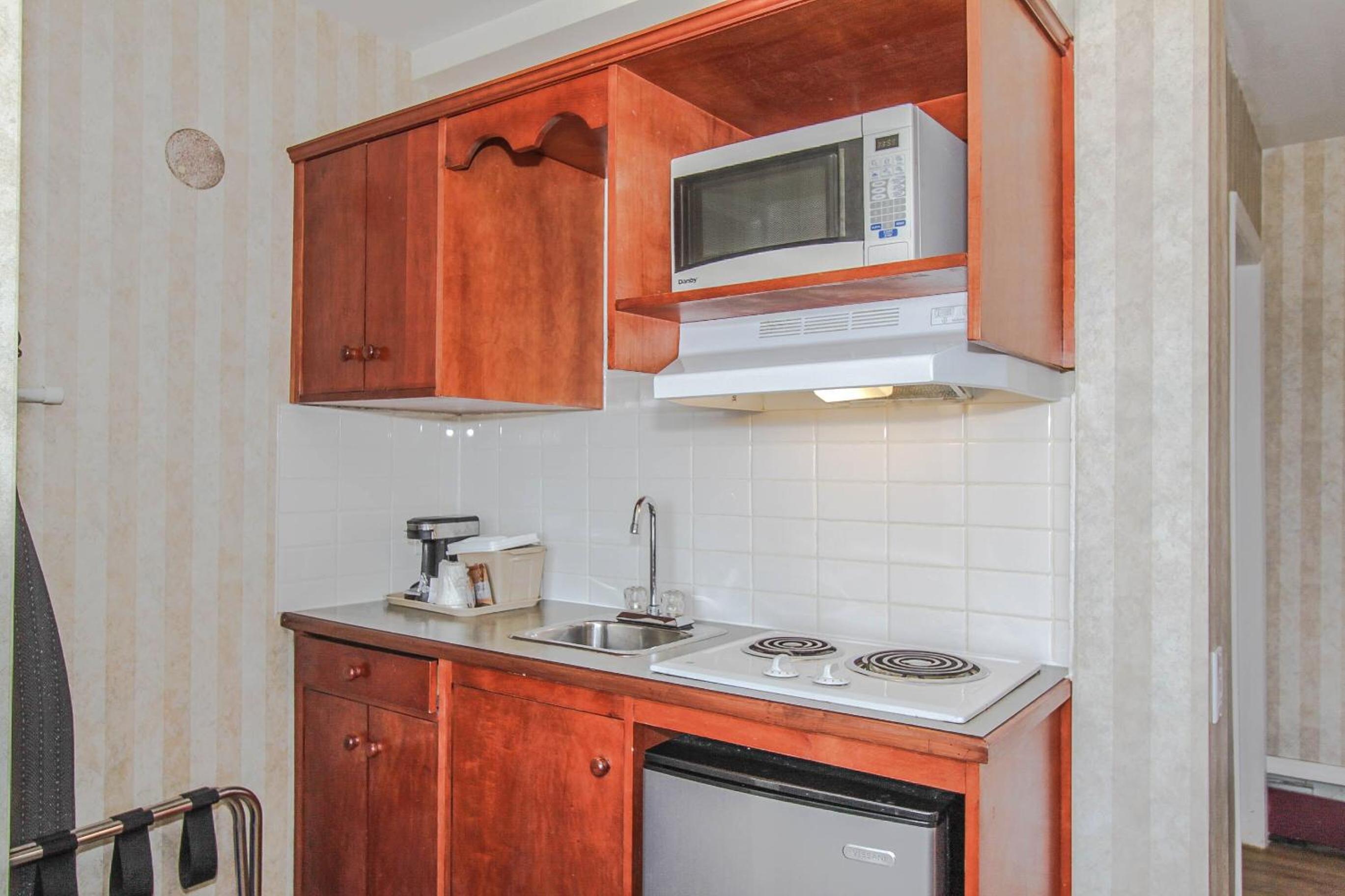  1 Queen Bed Kitchenette Non Smoking - Photo 3
