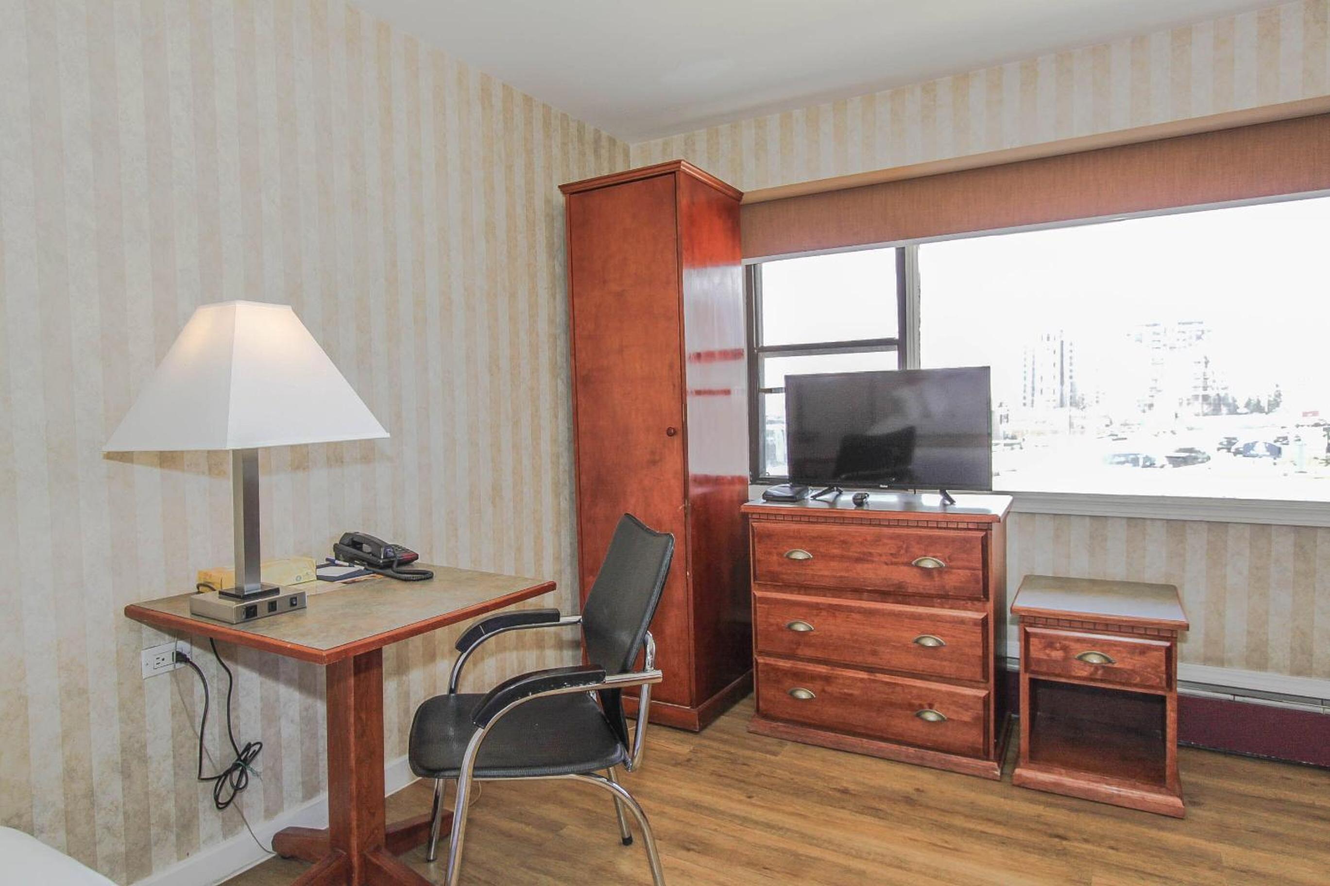  1 Queen Bed Kitchenette Non Smoking - Photo 6