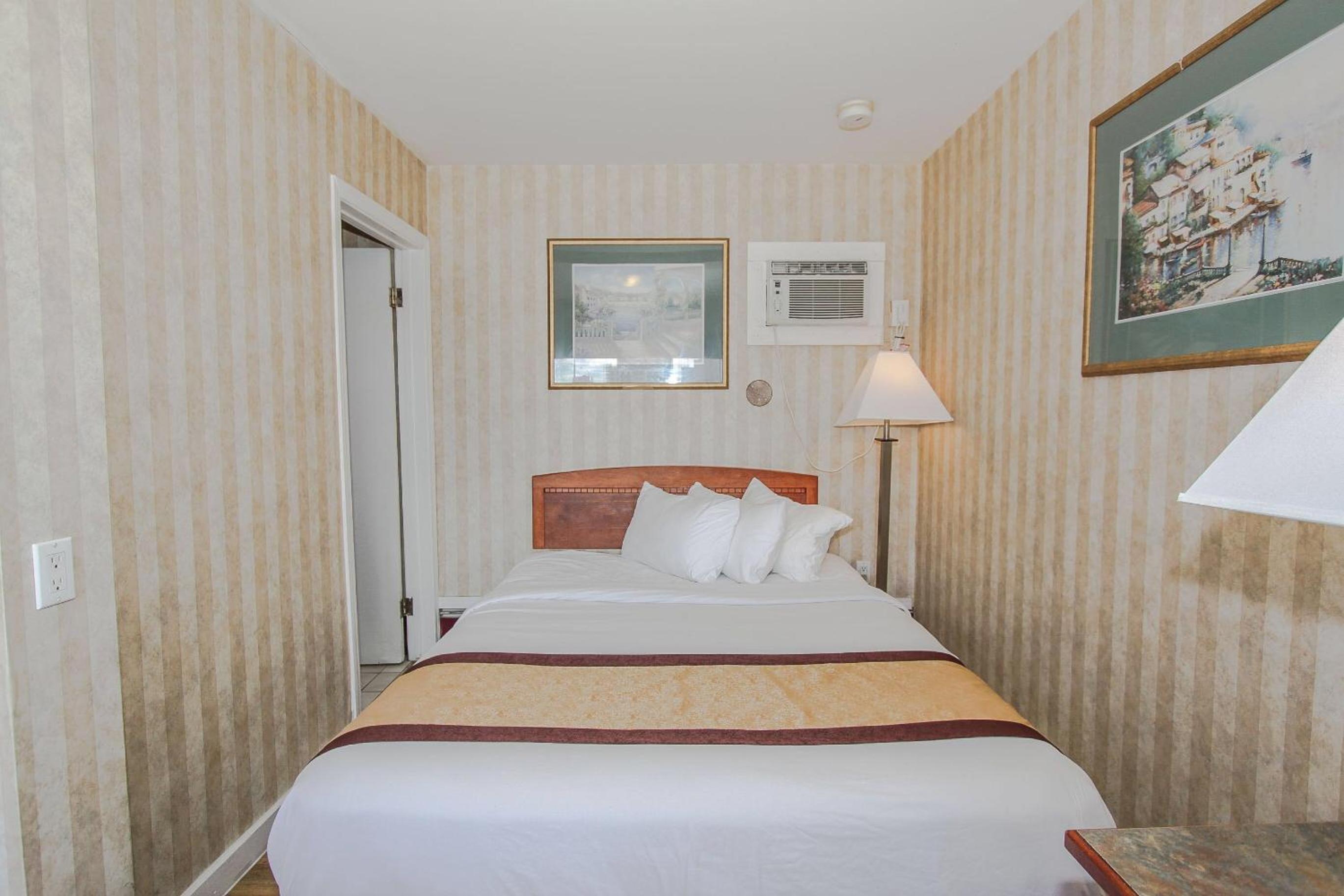 1 Queen Bed Non-Smoking - Photo 1