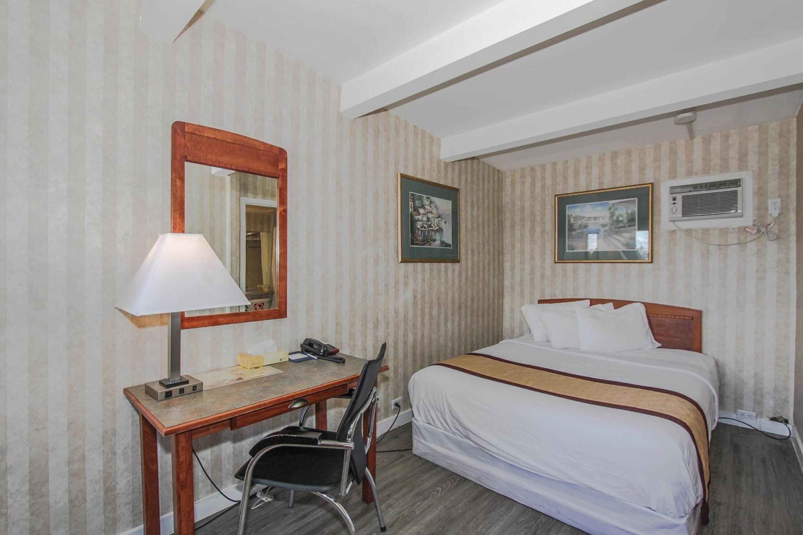 1 Queen Bed Non-Smoking - Photo 3
