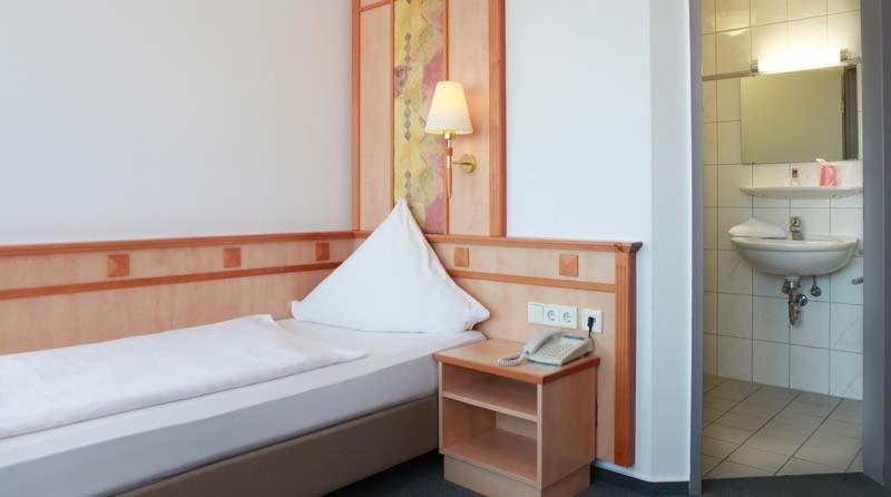 Twin Room with Bathroom photo 2