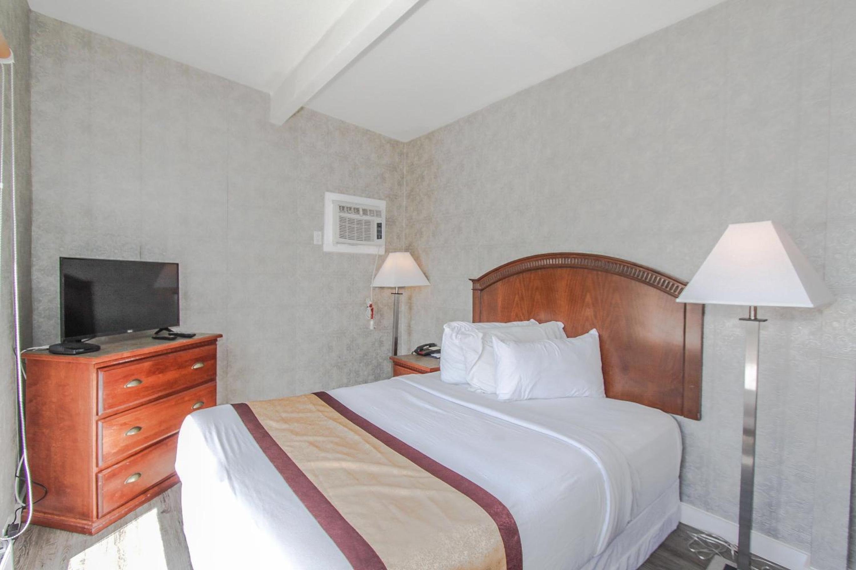 2 Queen Beds Suite Non-Smoking - Photo 1