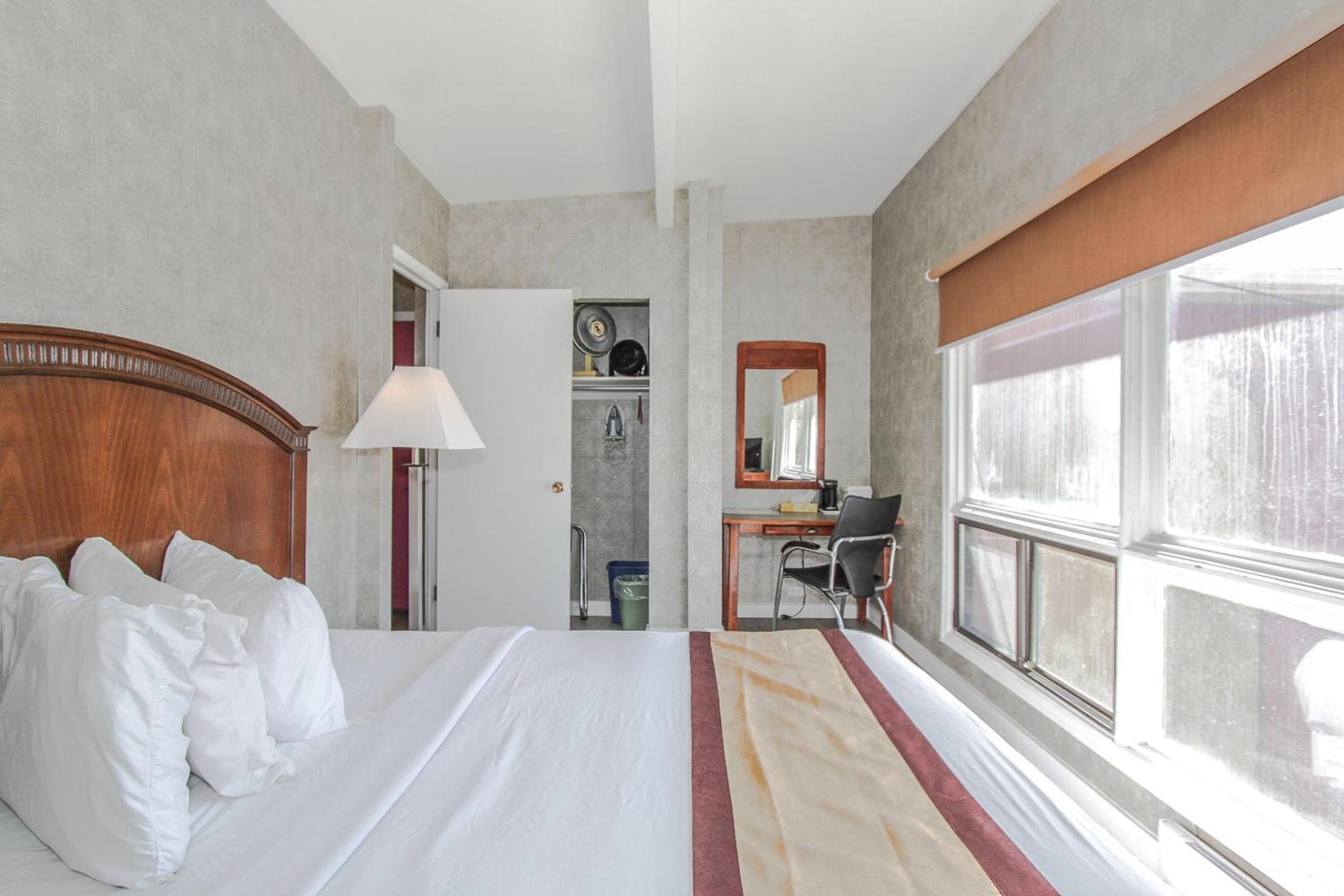 2 Queen Beds Kitchenette Suite Non Smoking - Photo 1