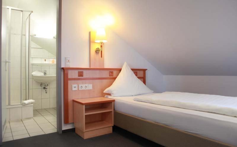 Single Room with Bathroom photo 3